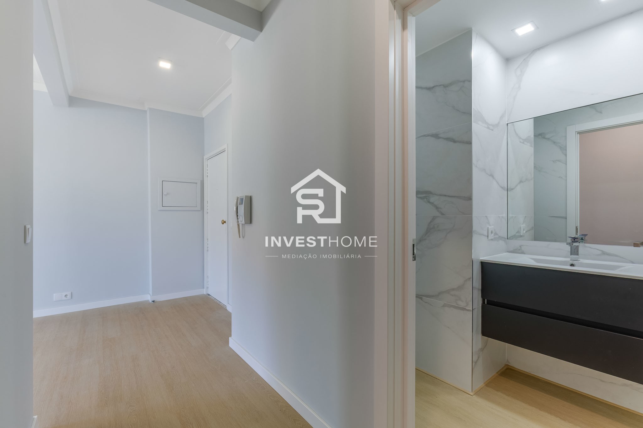 Apartamento T2+1 | Renovado | Boas Áreas | Varanda | 2 Lugares Garagem