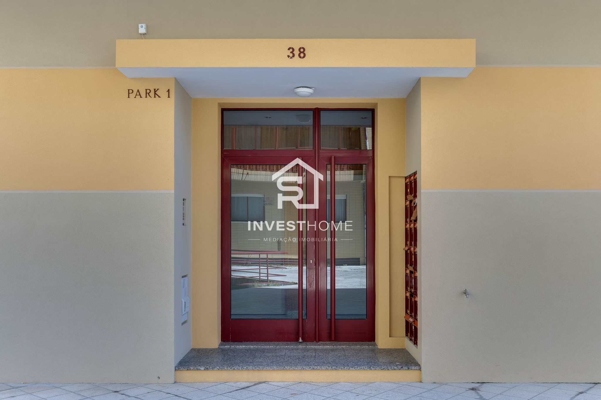 Apartamento T2+1 | Renovado | Boas Áreas | Varanda | 2 Lugares Garagem