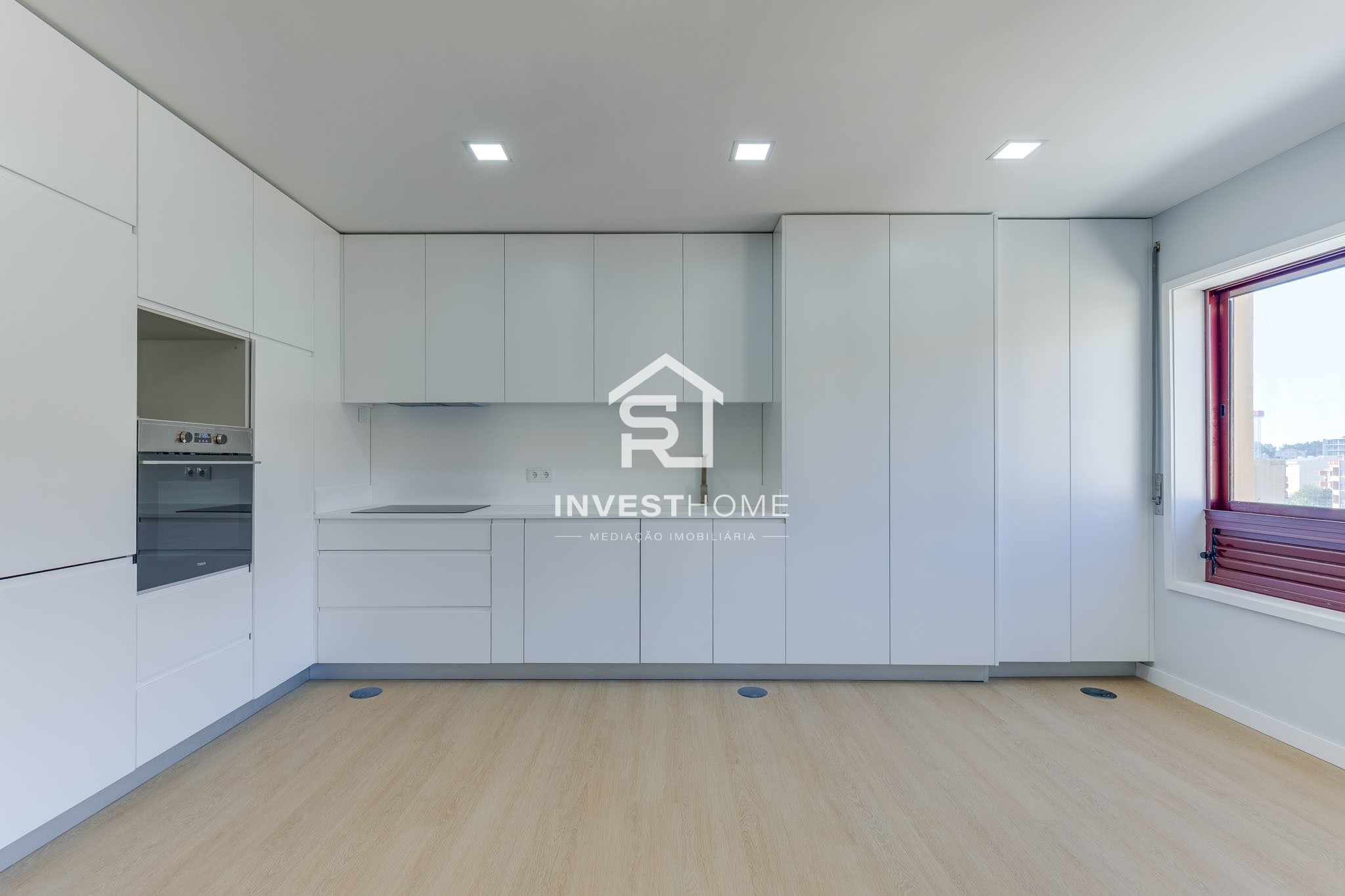 Apartamento T2+1 | Renovado | Boas Áreas | Varanda | 2 Lugares Garagem