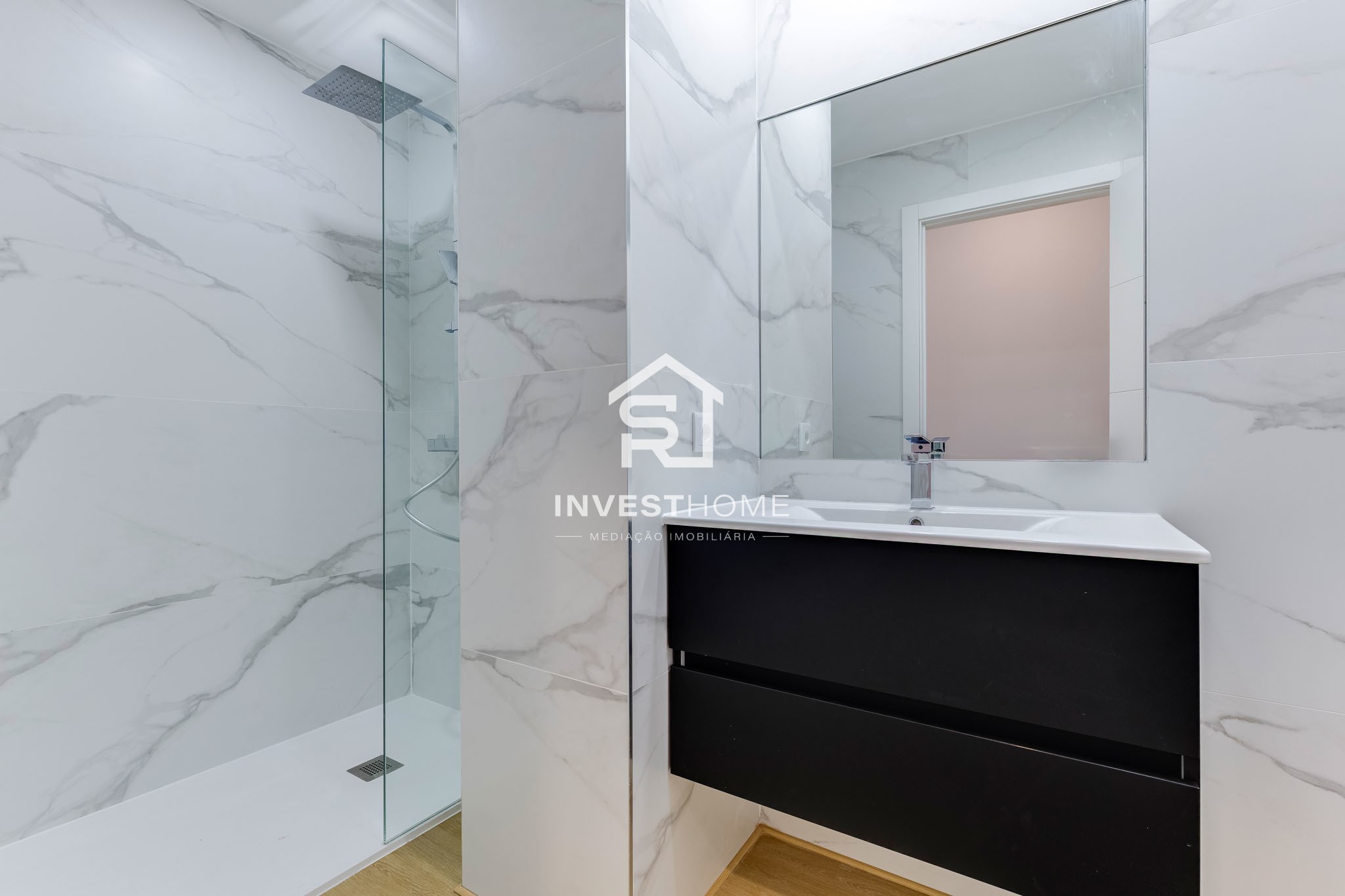 Apartamento T2+1 | Renovado | Boas Áreas | Varanda | 2 Lugares Garagem