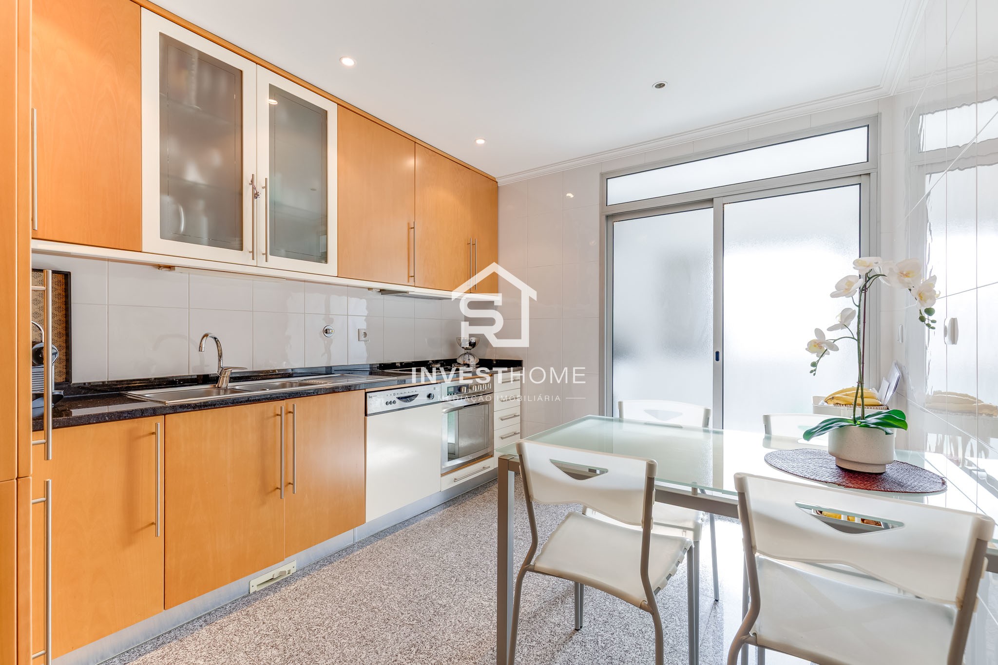Apartamento T3 | Boas áreas | 2 Frentes | Varanda | Box 1 viatura