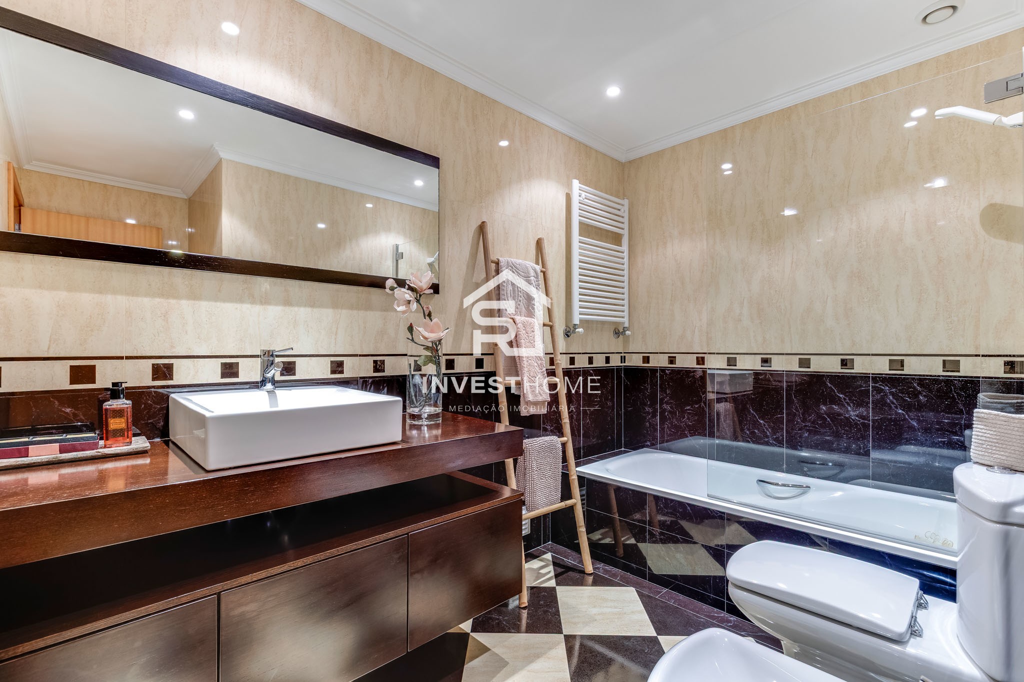 Apartamento T3 | Boas áreas | 2 Frentes | Varanda | Box 1 viatura