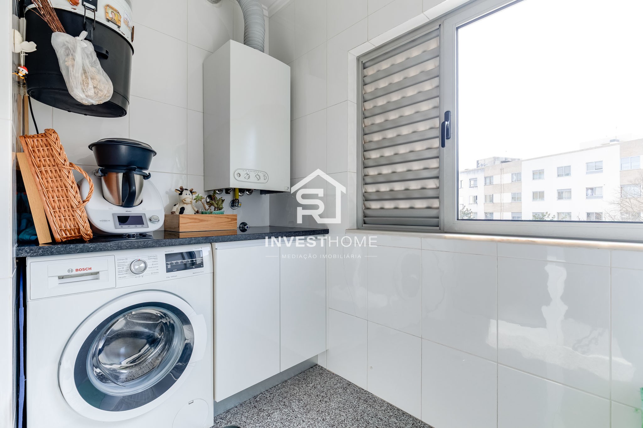 Apartamento T3 | Boas áreas | 2 Frentes | Varanda | Box 1 viatura