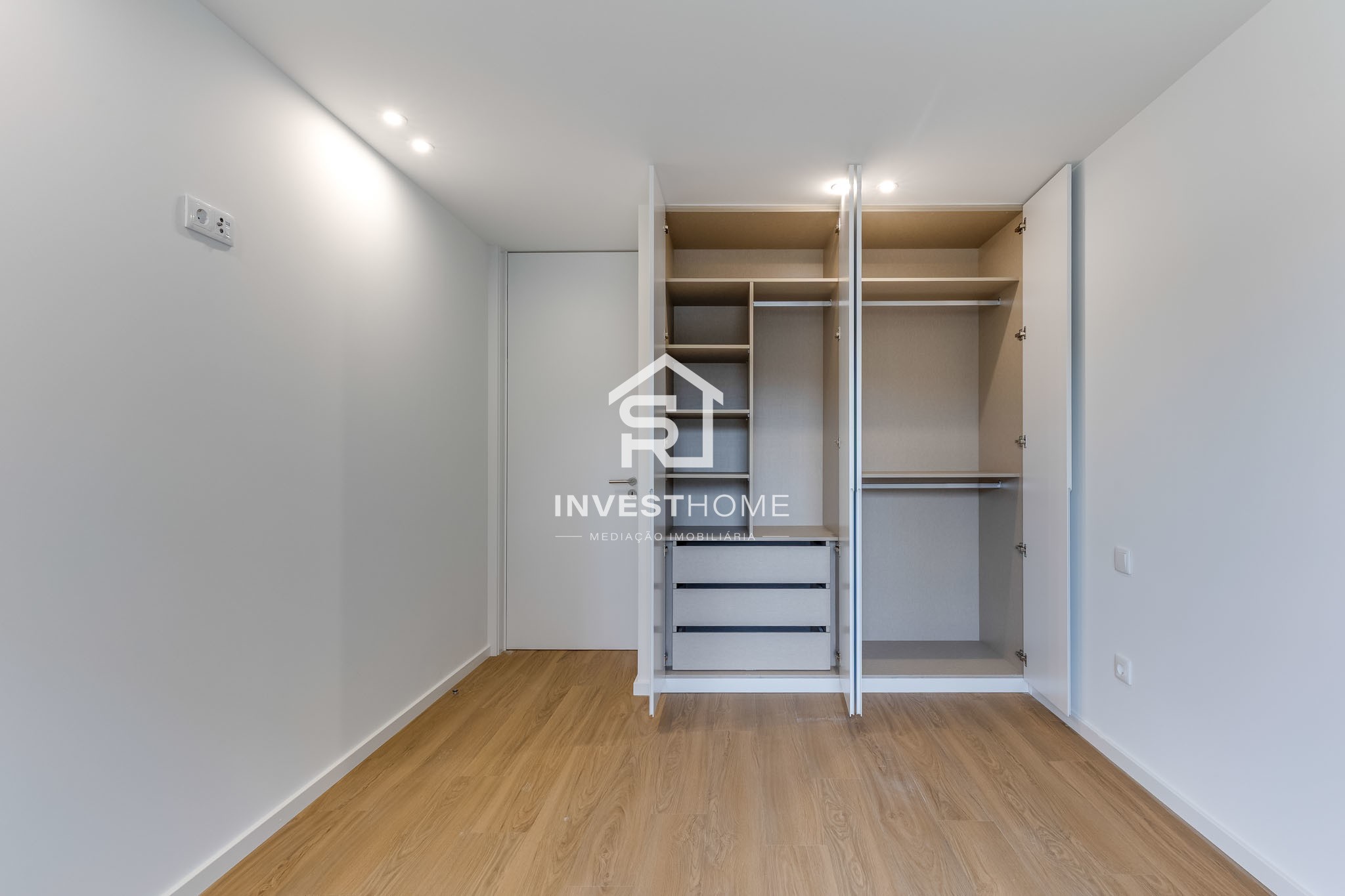 Apartamento T3 | Novo 2025 | Pronto a Escriturar | Varanda | Box