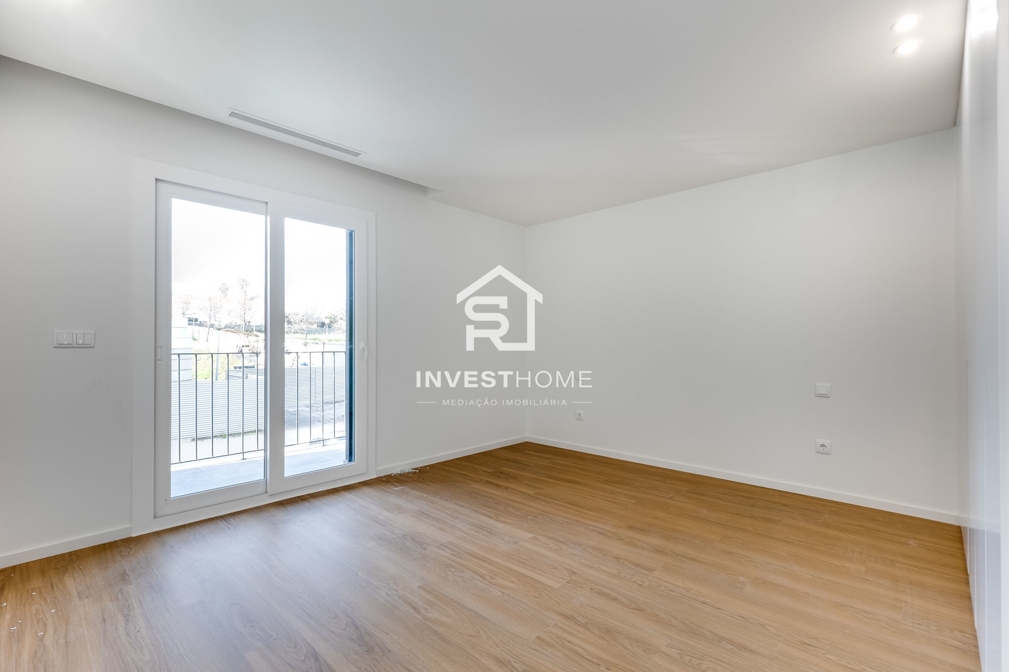 Apartamento T3 | Novo 2025 | Pronto a Escriturar | Varanda | Box