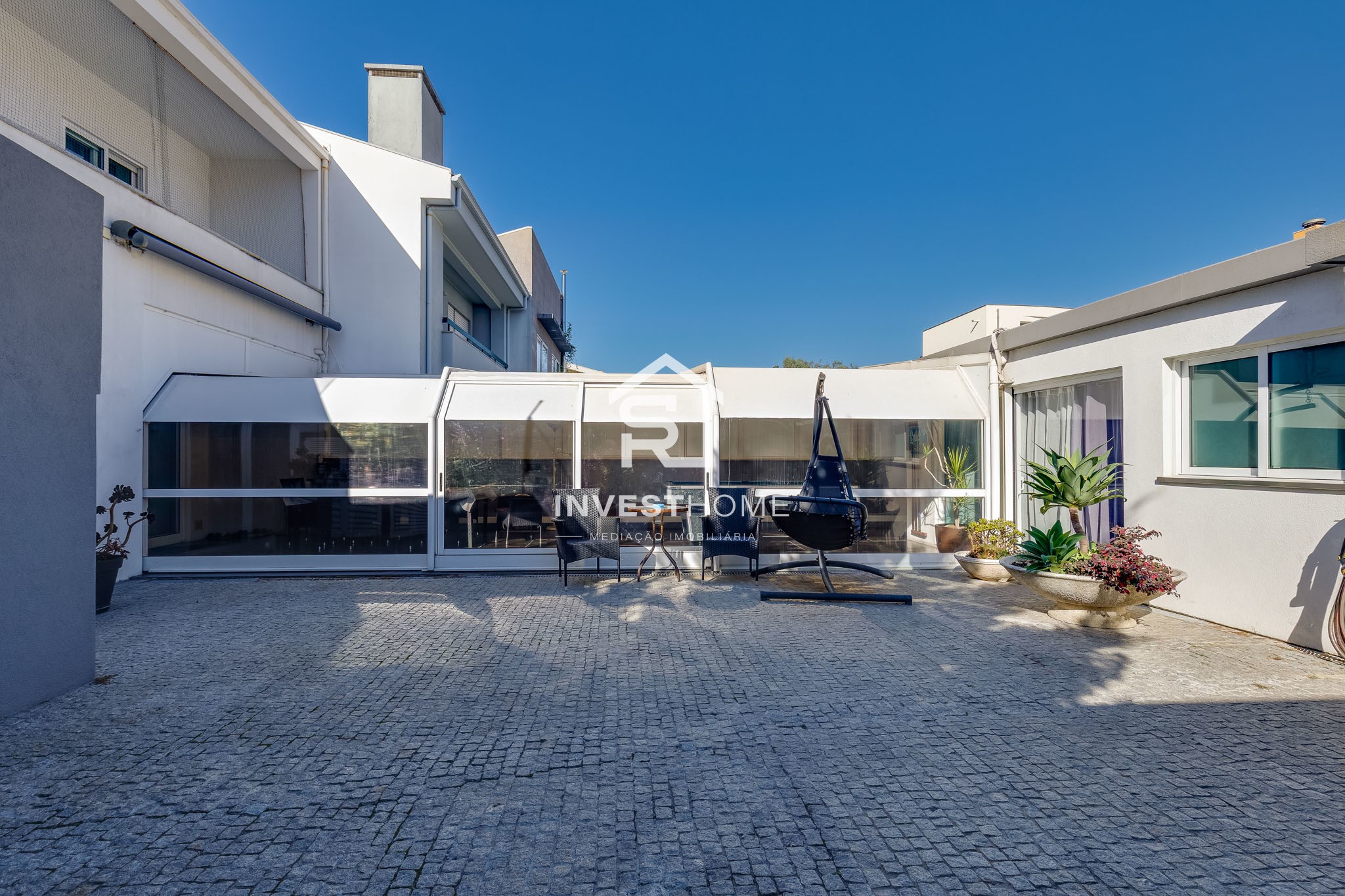 Moradia T4 totalmente remodelada | Metro à porta | Jardim | Box 2 carros | Varandas