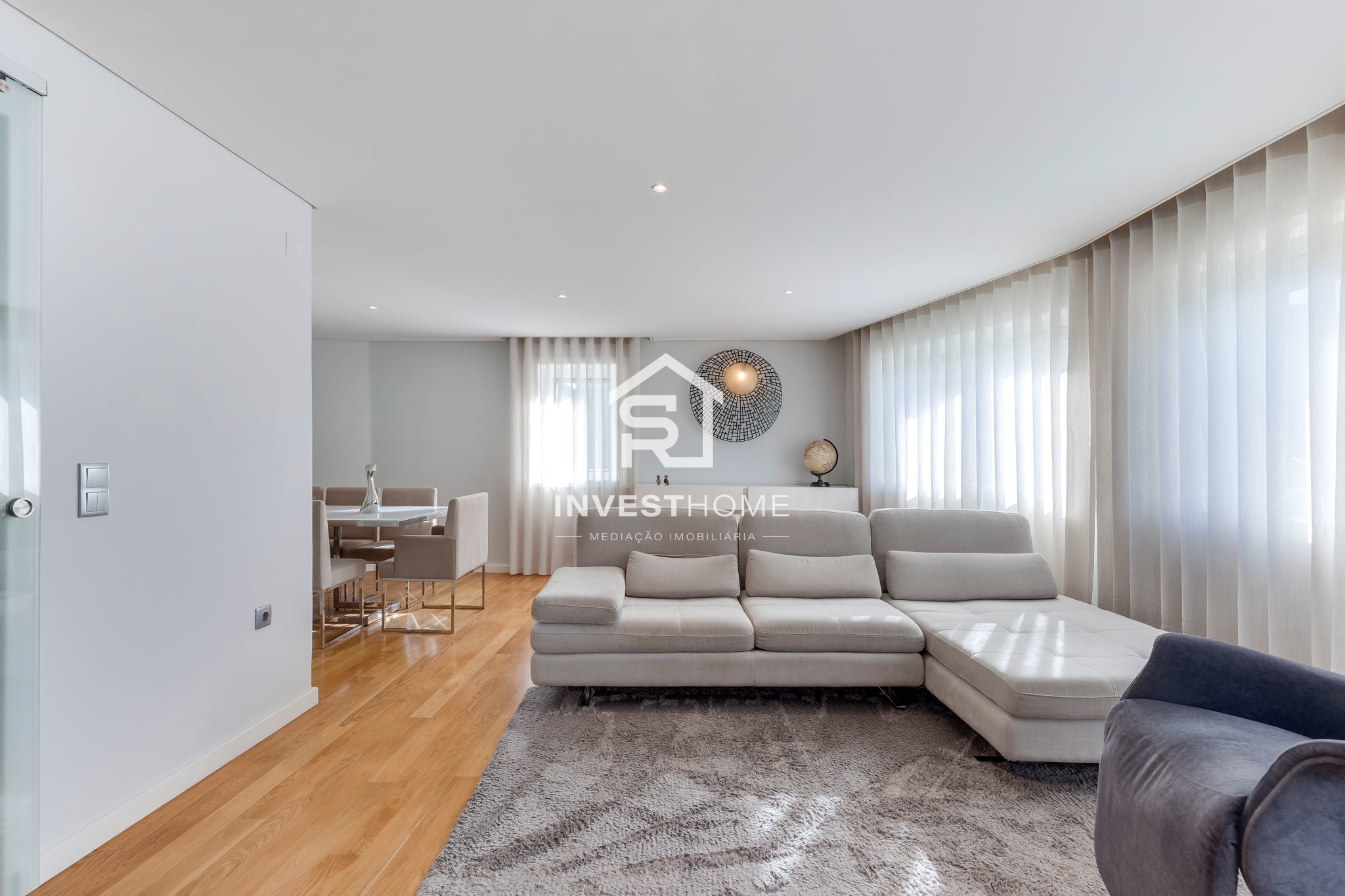 Moradia T4 totalmente remodelada | Metro à porta | Jardim | Box 2 carros | Varandas