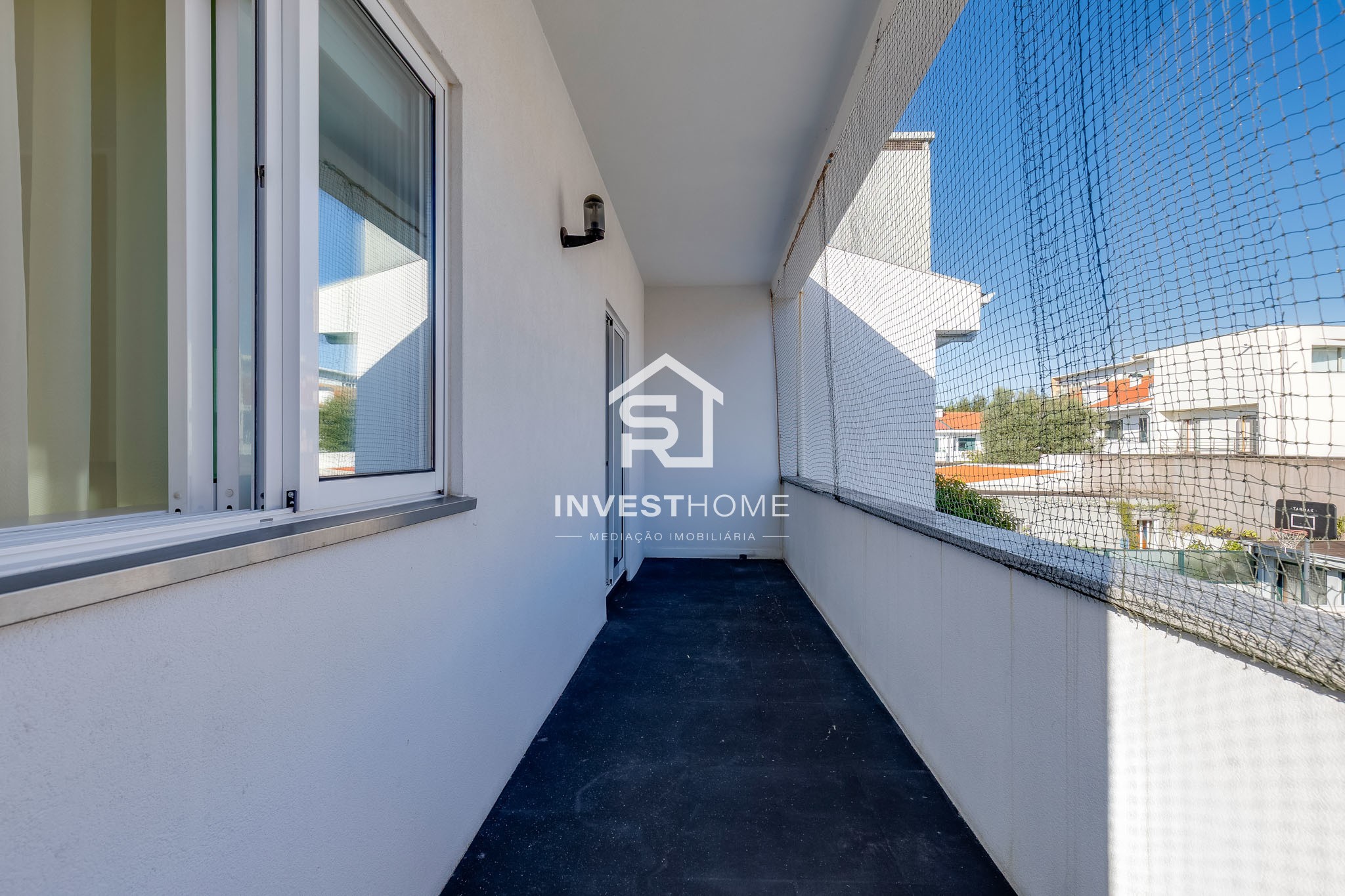Moradia T4 totalmente remodelada | Metro à porta | Jardim | Box 2 carros | Varandas