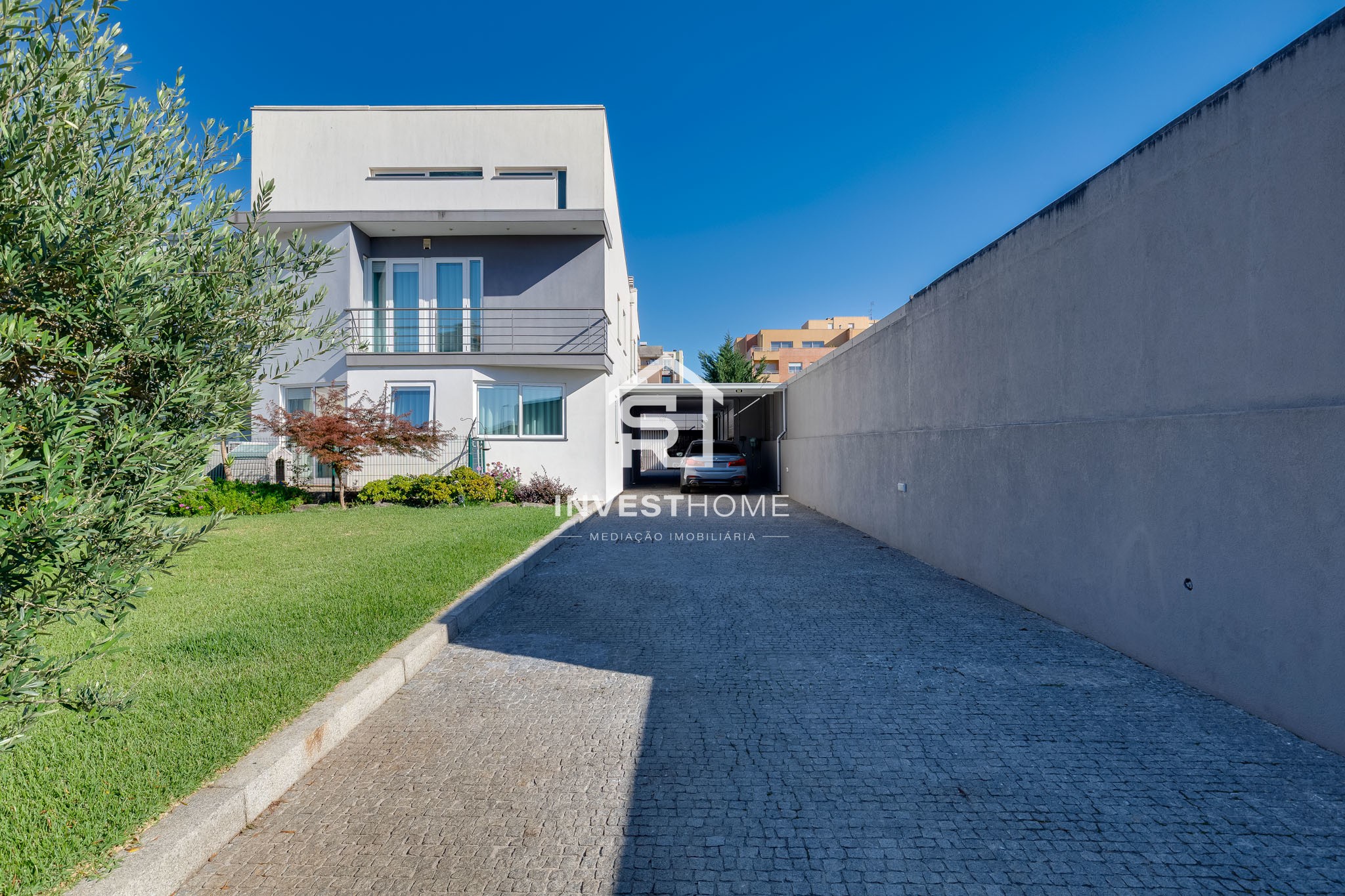 Moradia T4 totalmente remodelada | Metro à porta | Jardim | Box 2 carros | Varandas