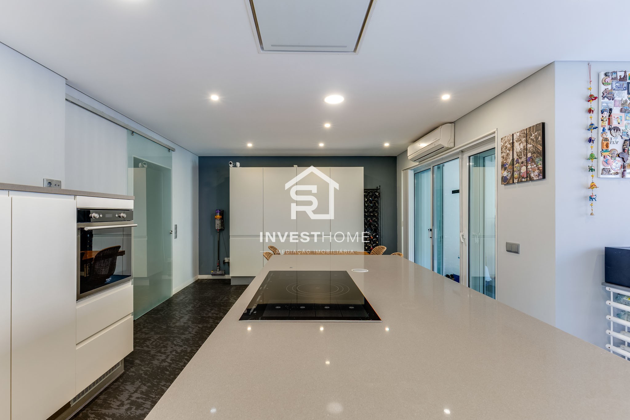 Moradia T4 totalmente remodelada | Metro à porta | Jardim | Box 2 carros | Varandas