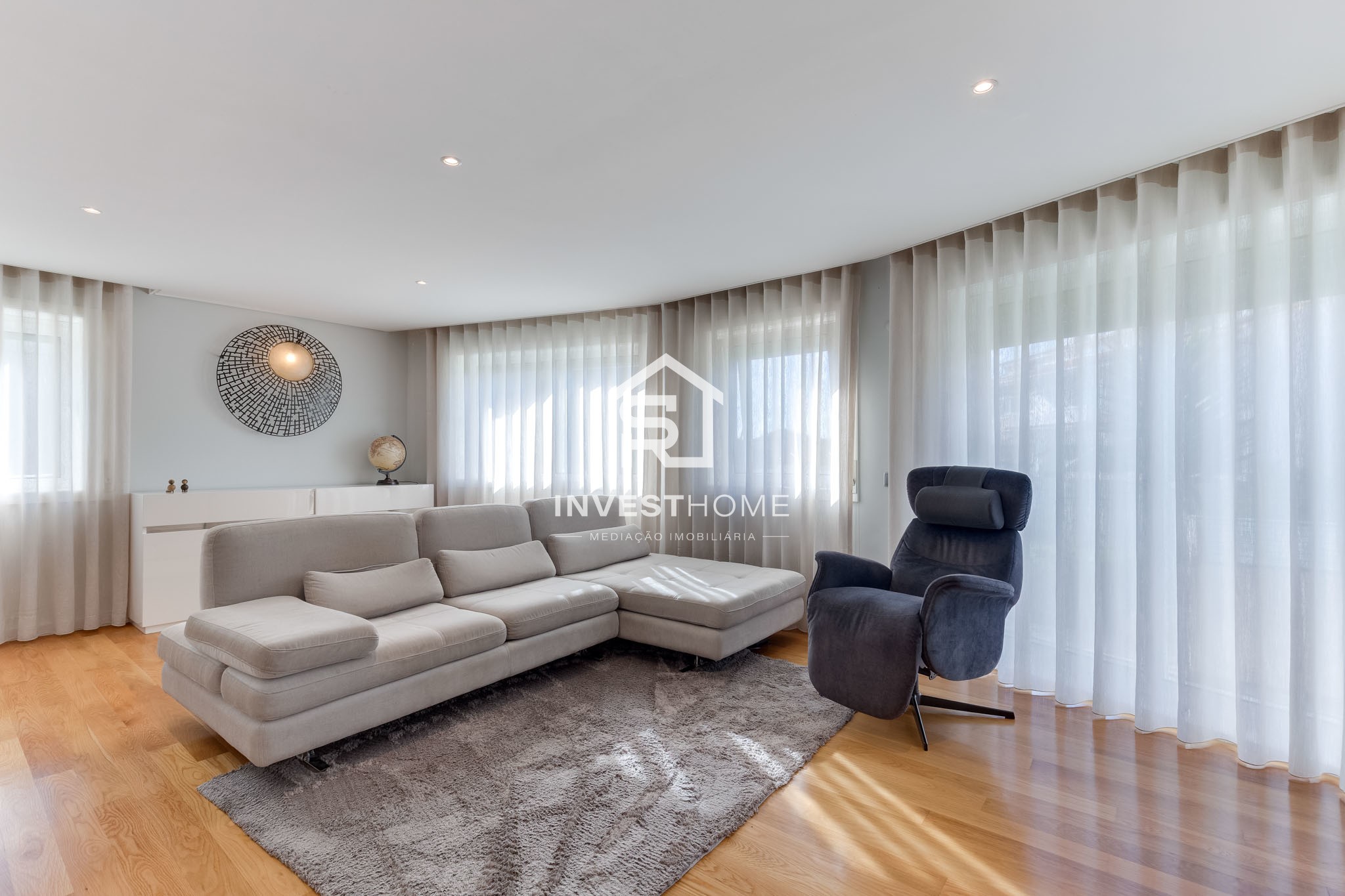 Moradia T4 totalmente remodelada | Metro à porta | Jardim | Box 2 carros | Varandas