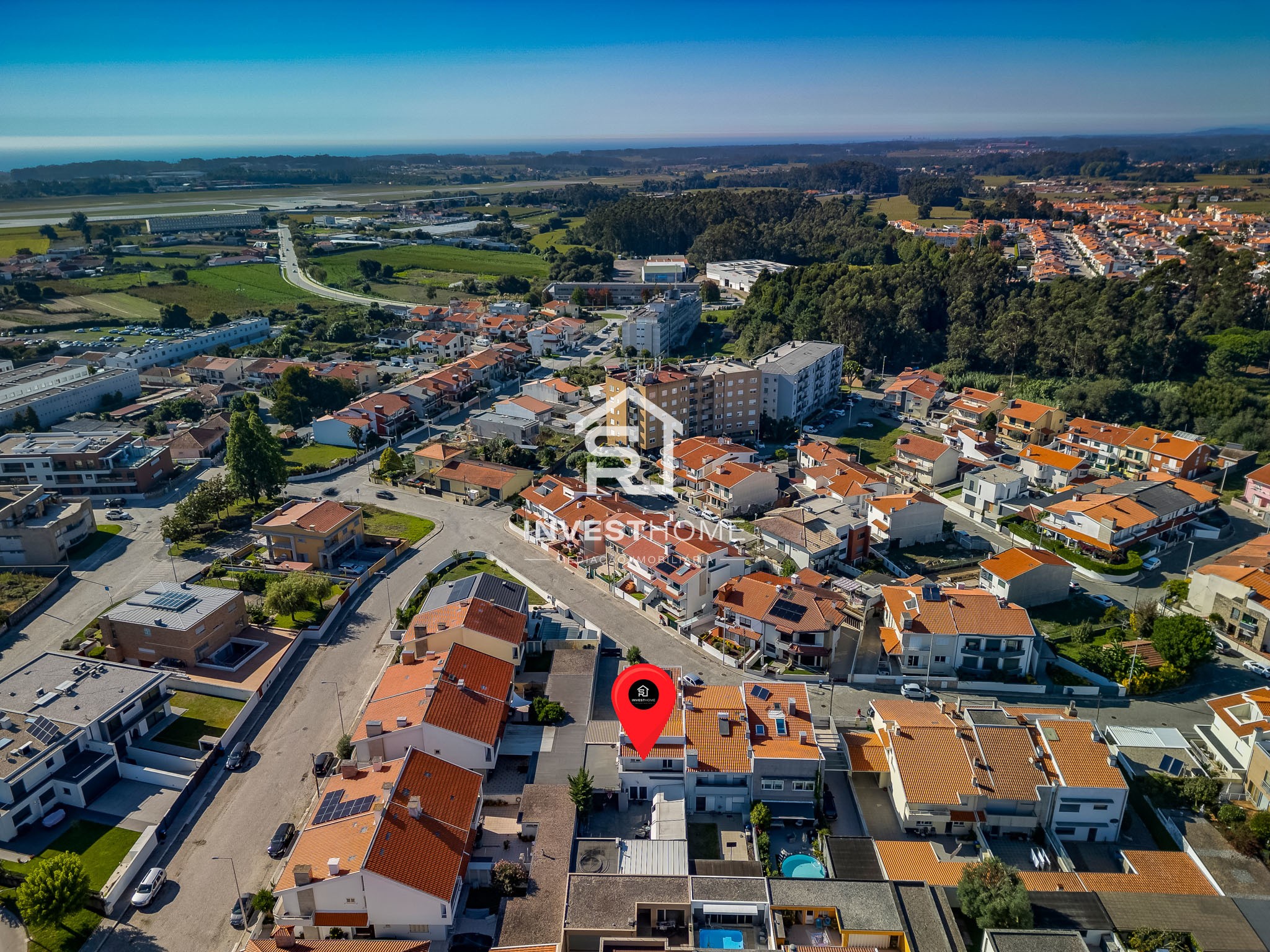 Moradia T4 totalmente remodelada | Metro à porta | Jardim | Box 2 carros | Varandas