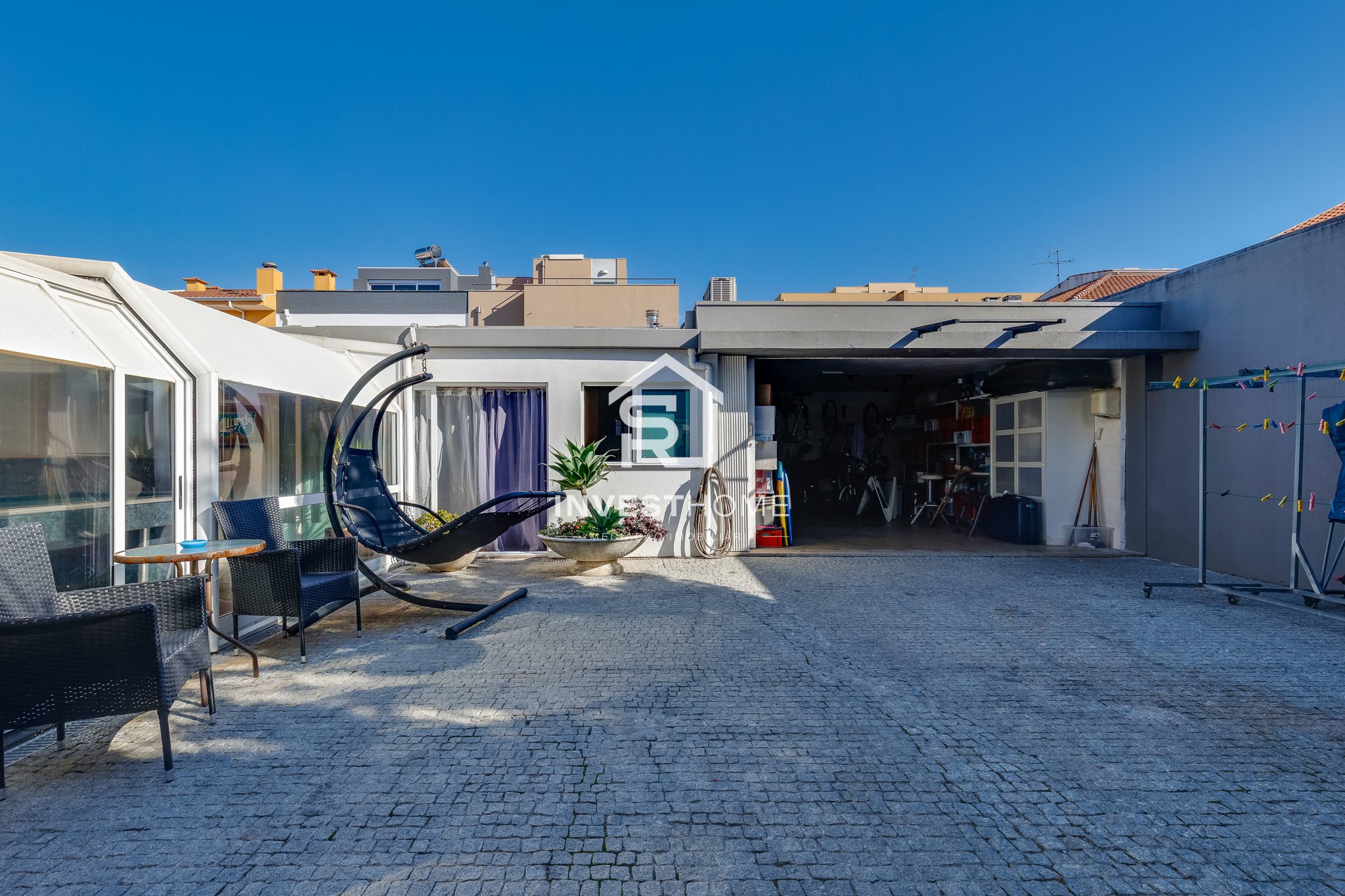 Moradia T4 totalmente remodelada | Metro à porta | Jardim | Box 2 carros | Varandas