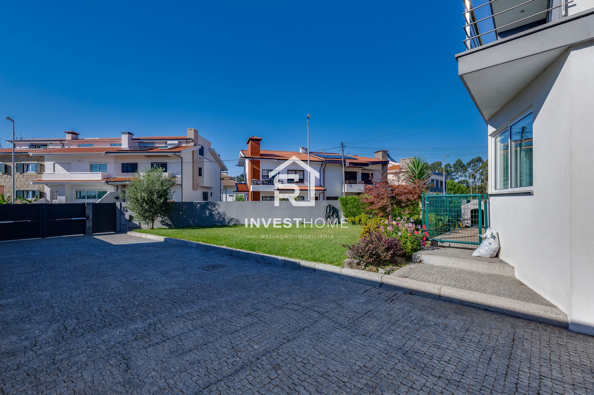 Moradia T4 totalmente remodelada | Metro à porta | Jardim | Box 2 carros | Varandas