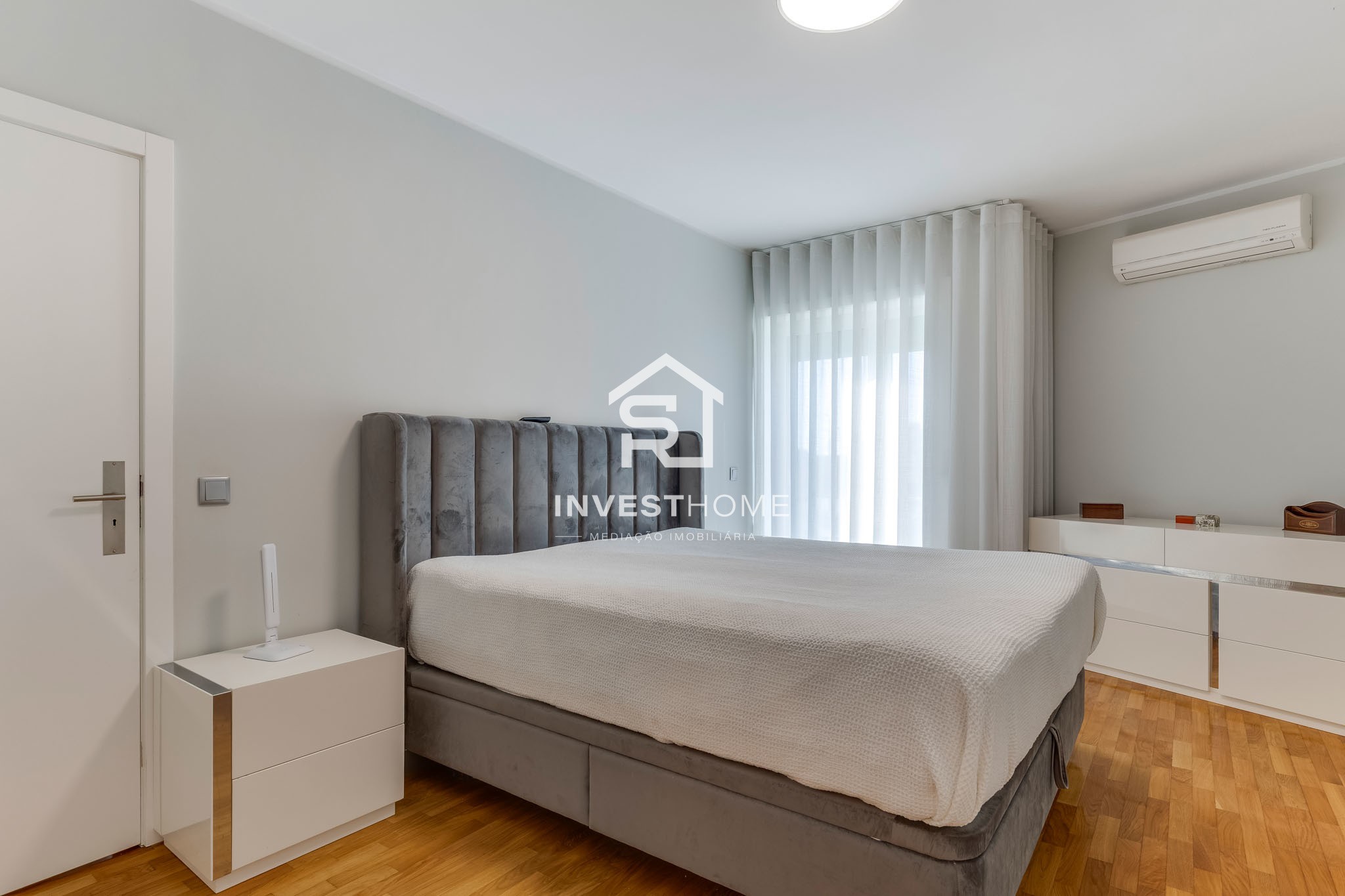 Moradia T4 totalmente remodelada | Metro à porta | Jardim | Box 2 carros | Varandas