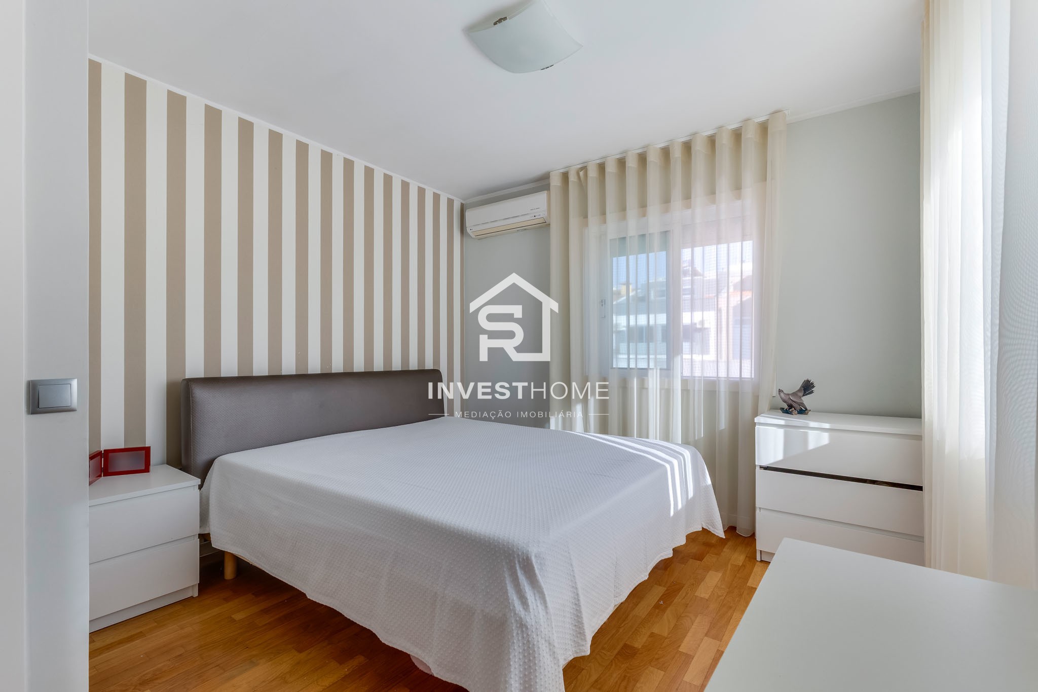 Moradia T4 totalmente remodelada | Metro à porta | Jardim | Box 2 carros | Varandas