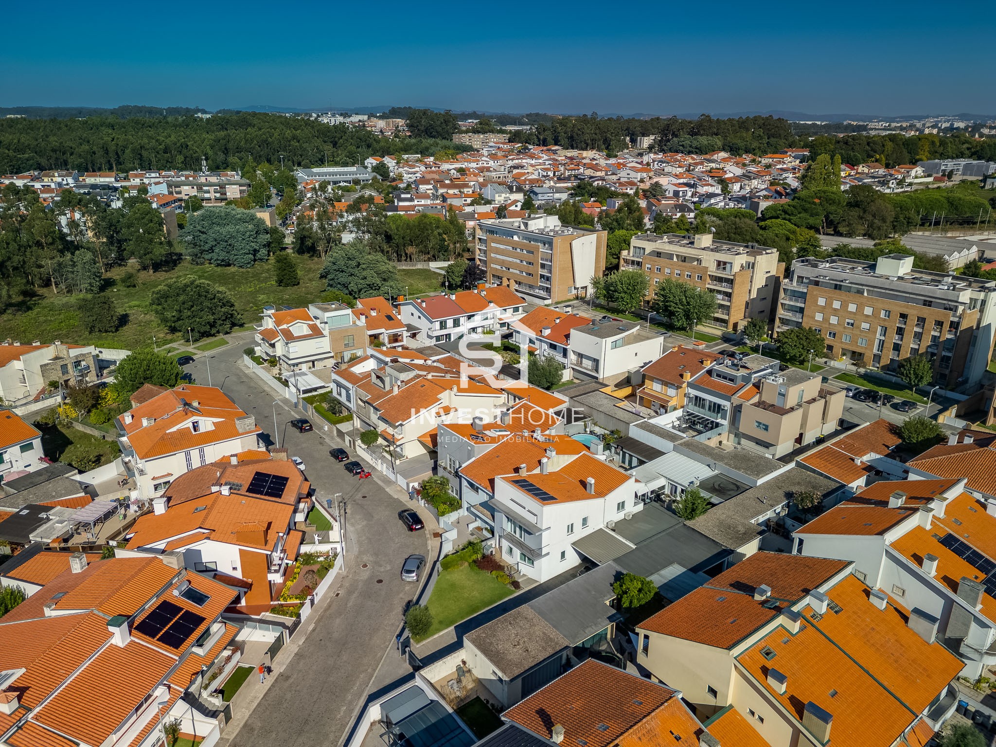 Moradia T4 totalmente remodelada | Metro à porta | Jardim | Box 2 carros | Varandas