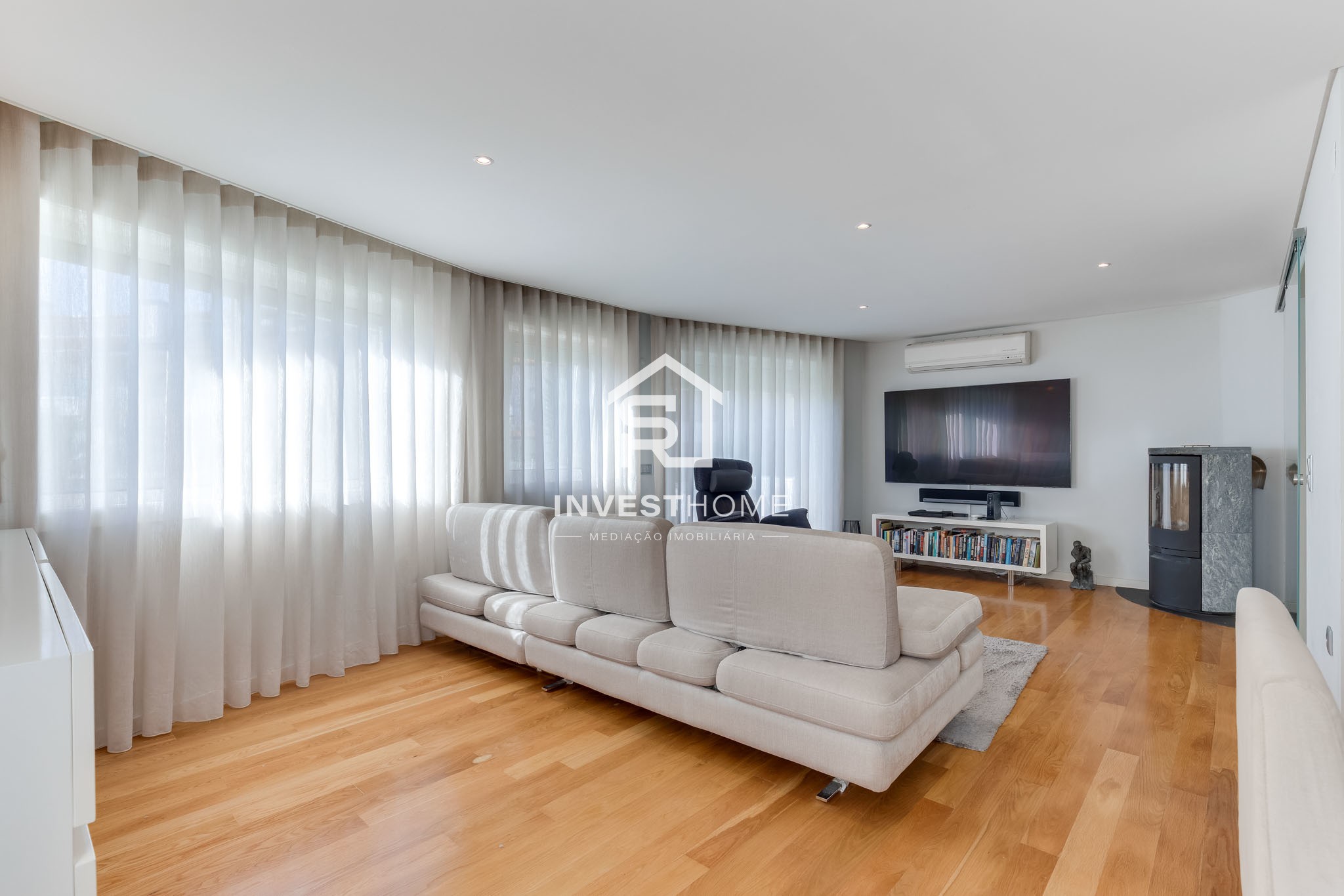 Moradia T4 totalmente remodelada | Metro à porta | Jardim | Box 2 carros | Varandas