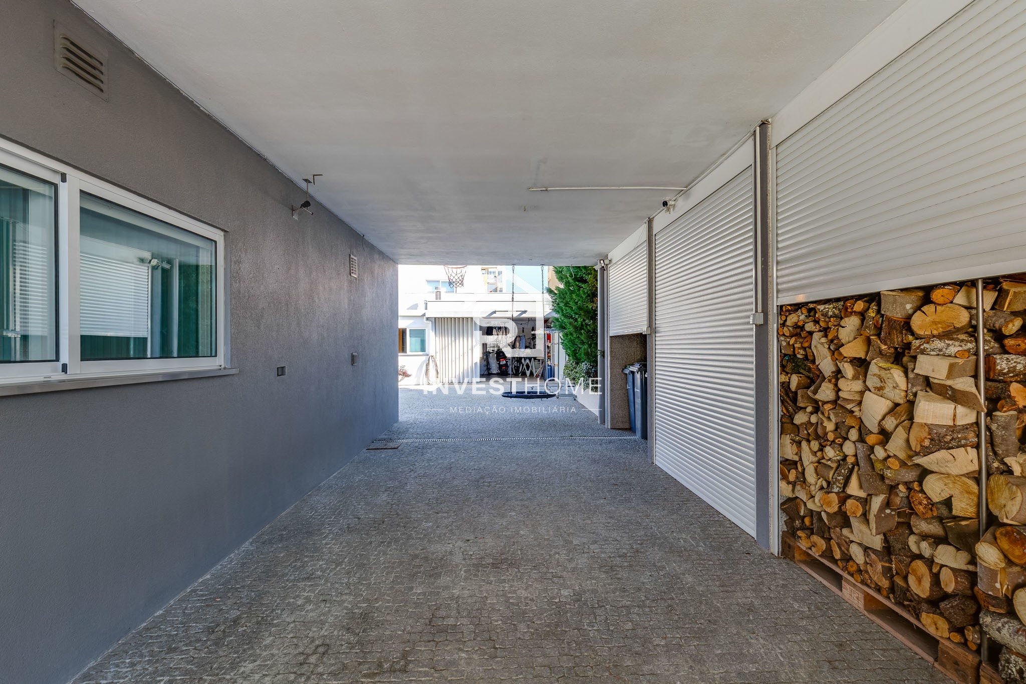 Moradia T4 totalmente remodelada | Metro à porta | Jardim | Box 2 carros | Varandas