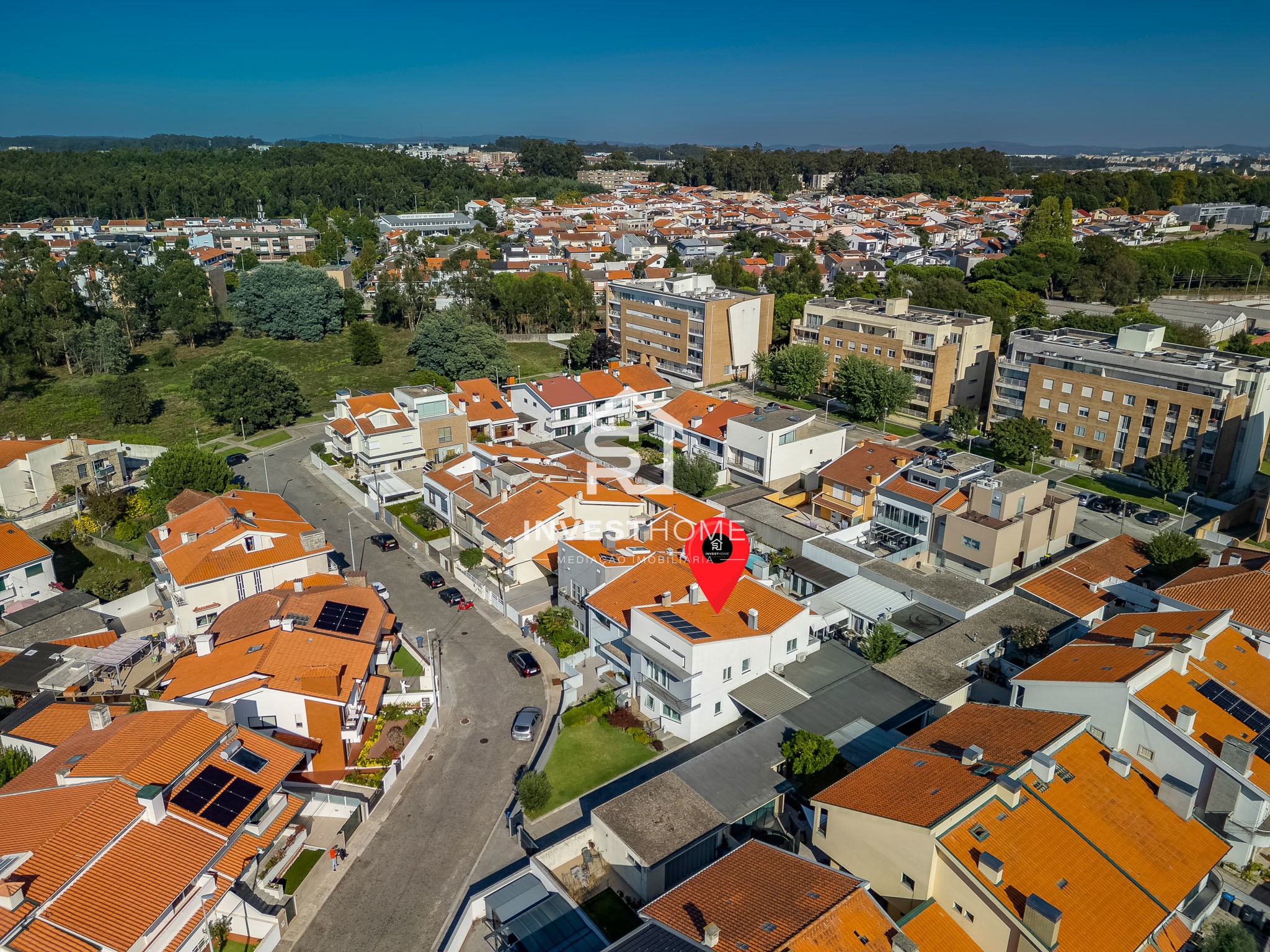 Moradia T4 totalmente remodelada | Metro à porta | Jardim | Box 2 carros | Varandas