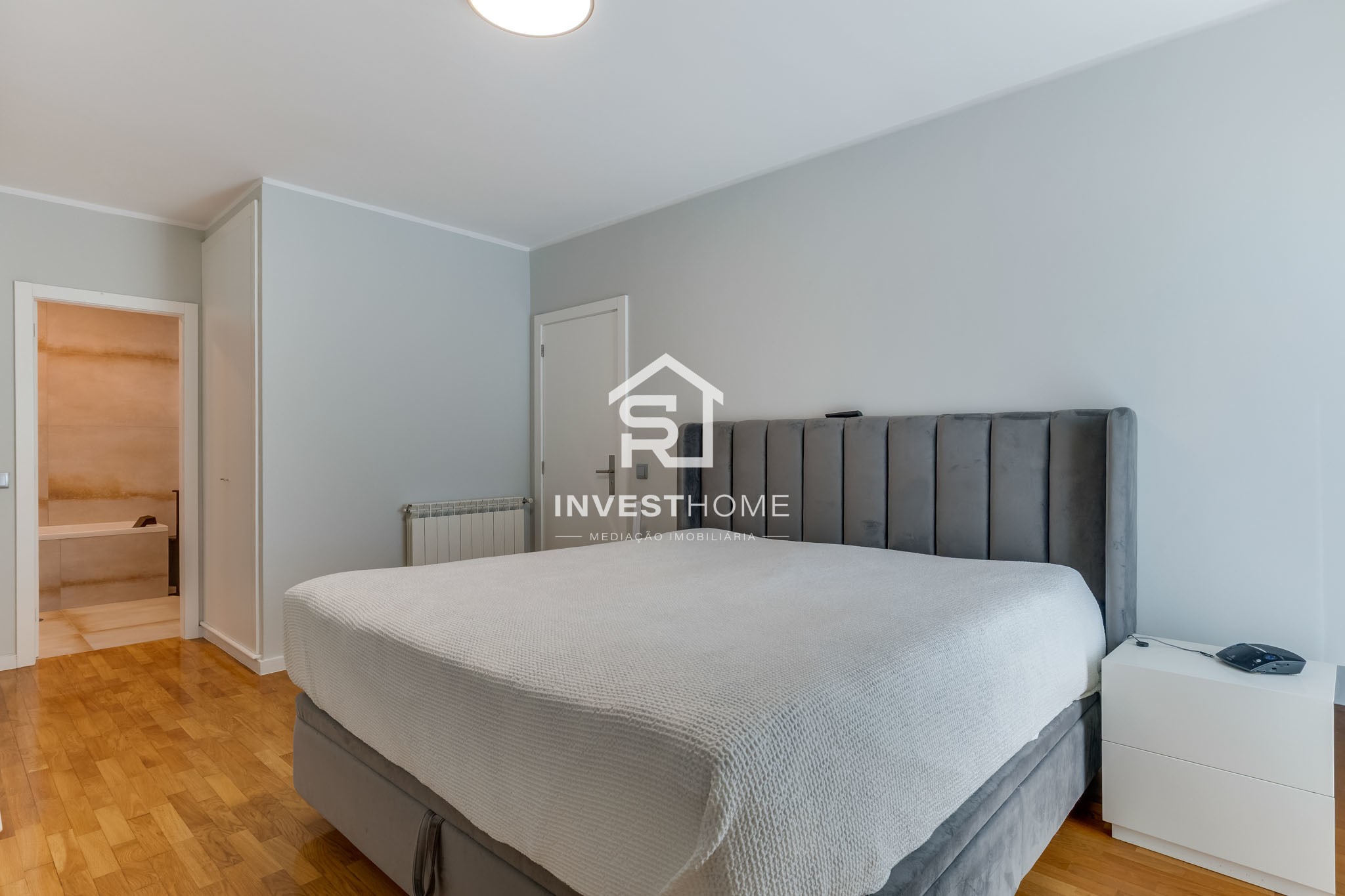 Moradia T4 totalmente remodelada | Metro à porta | Jardim | Box 2 carros | Varandas