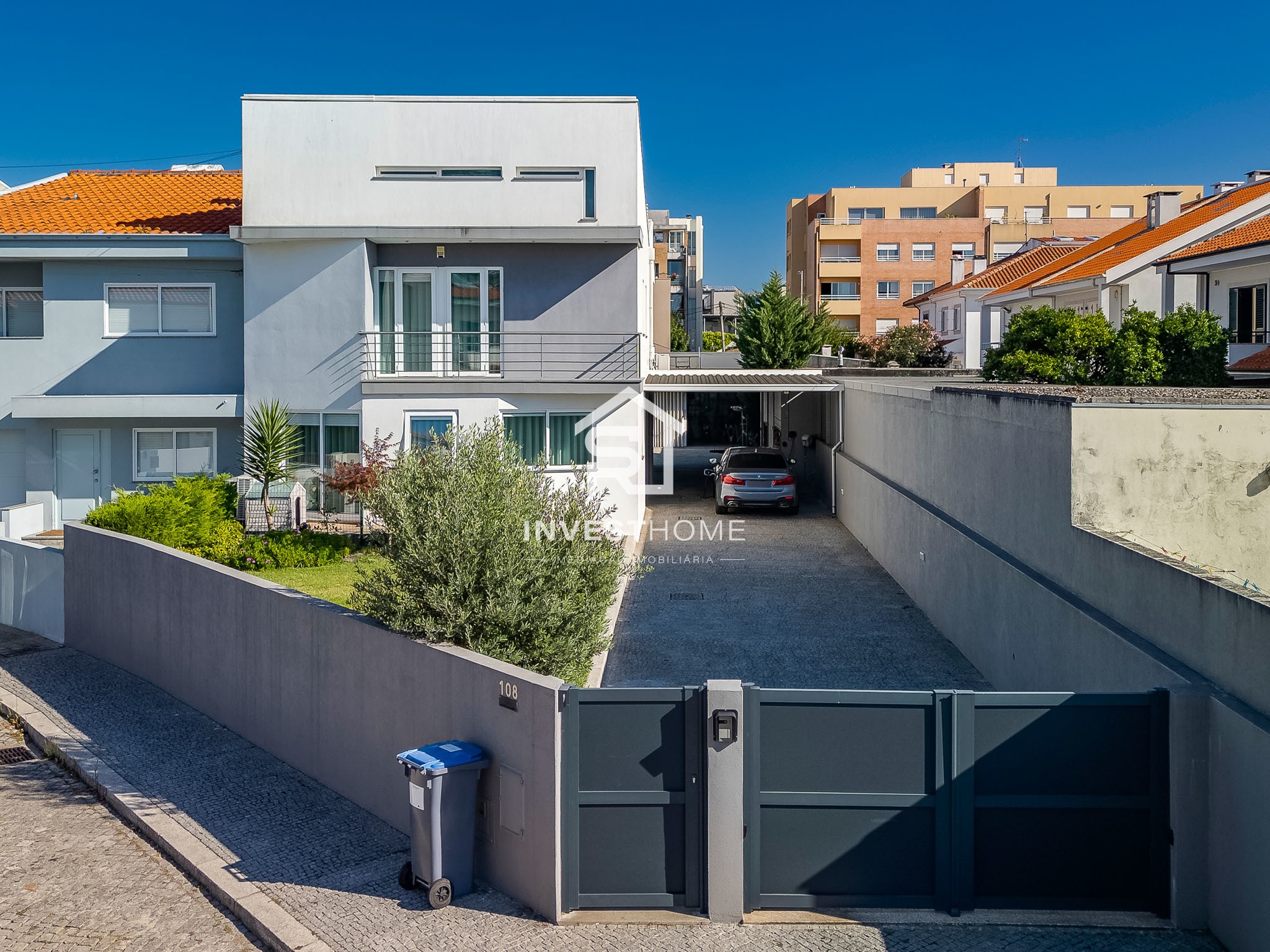 Moradia T4 totalmente remodelada | Metro à porta | Jardim | Box 2 carros | Varandas