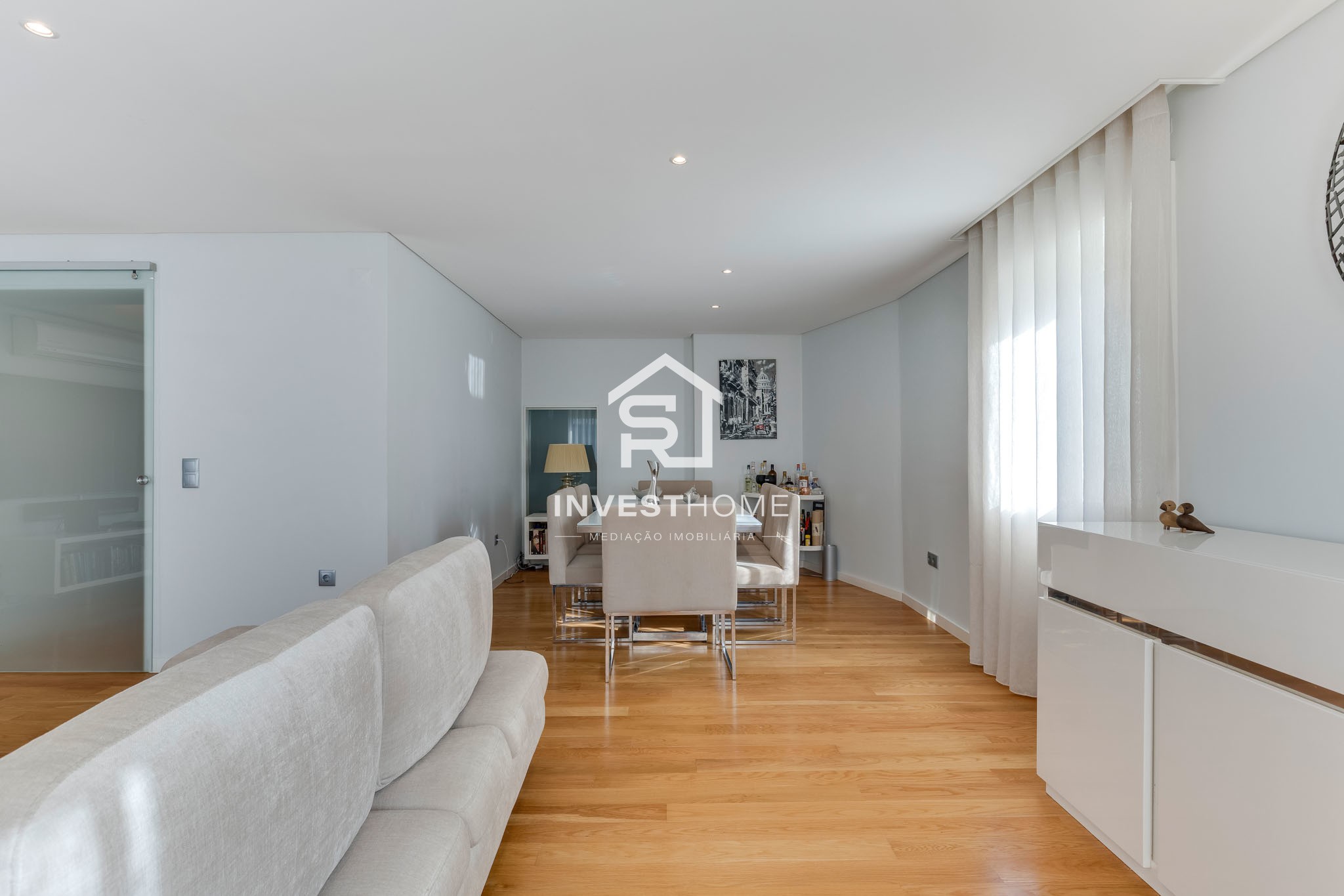 Moradia T4 totalmente remodelada | Metro à porta | Jardim | Box 2 carros | Varandas
