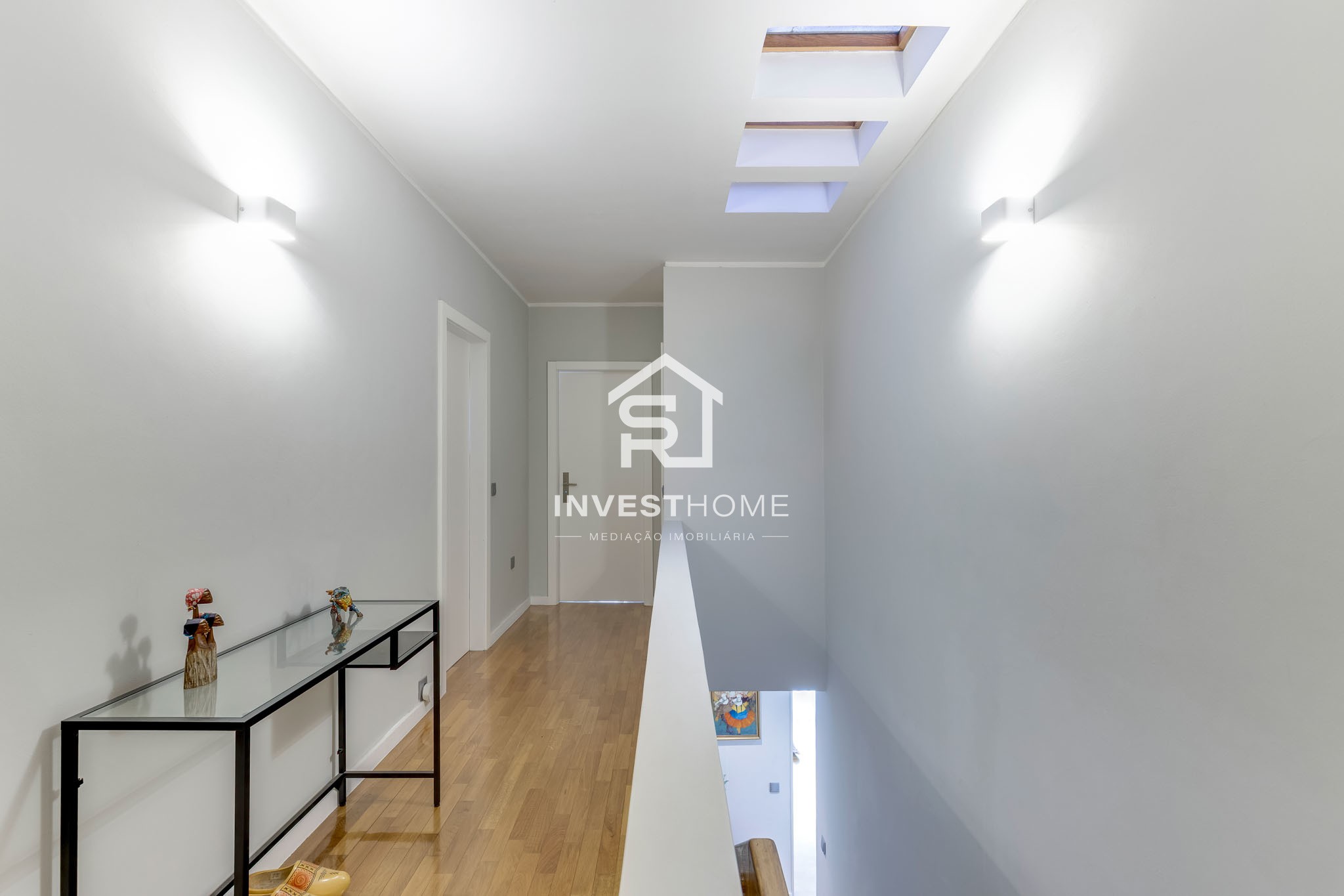 Moradia T4 totalmente remodelada | Metro à porta | Jardim | Box 2 carros | Varandas