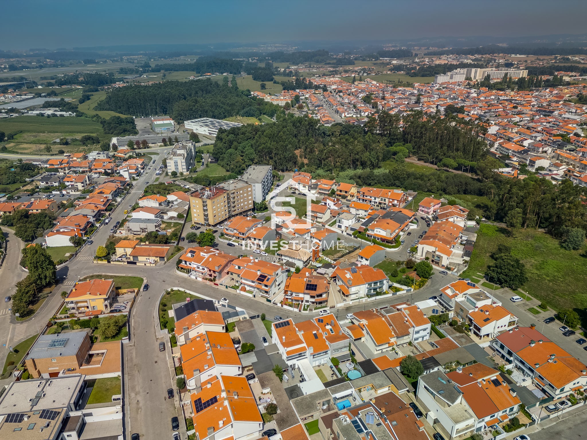 Moradia T4 totalmente remodelada | Metro à porta | Jardim | Box 2 carros | Varandas