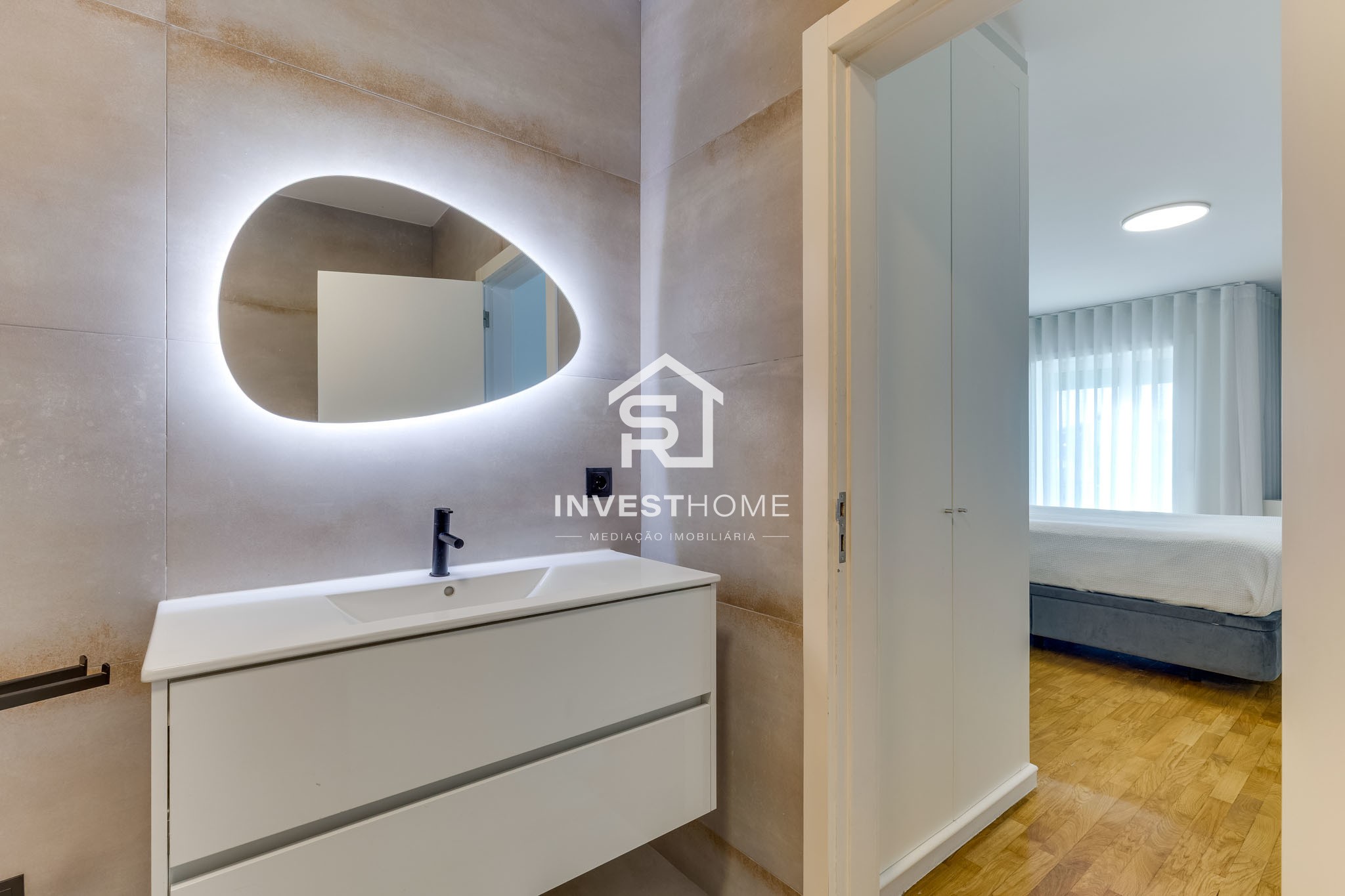 Moradia T4 totalmente remodelada | Metro à porta | Jardim | Box 2 carros | Varandas