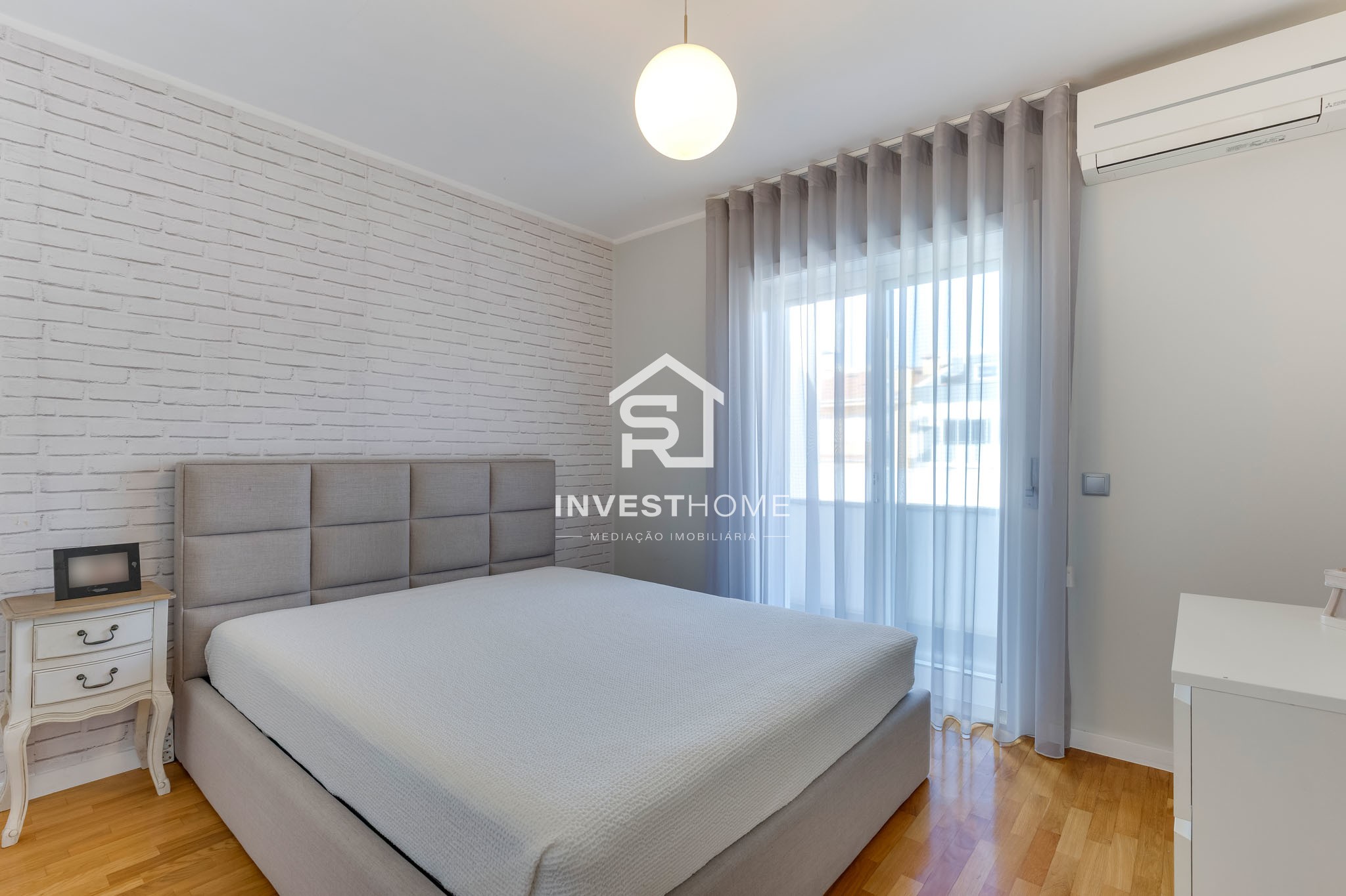 Moradia T4 totalmente remodelada | Metro à porta | Jardim | Box 2 carros | Varandas