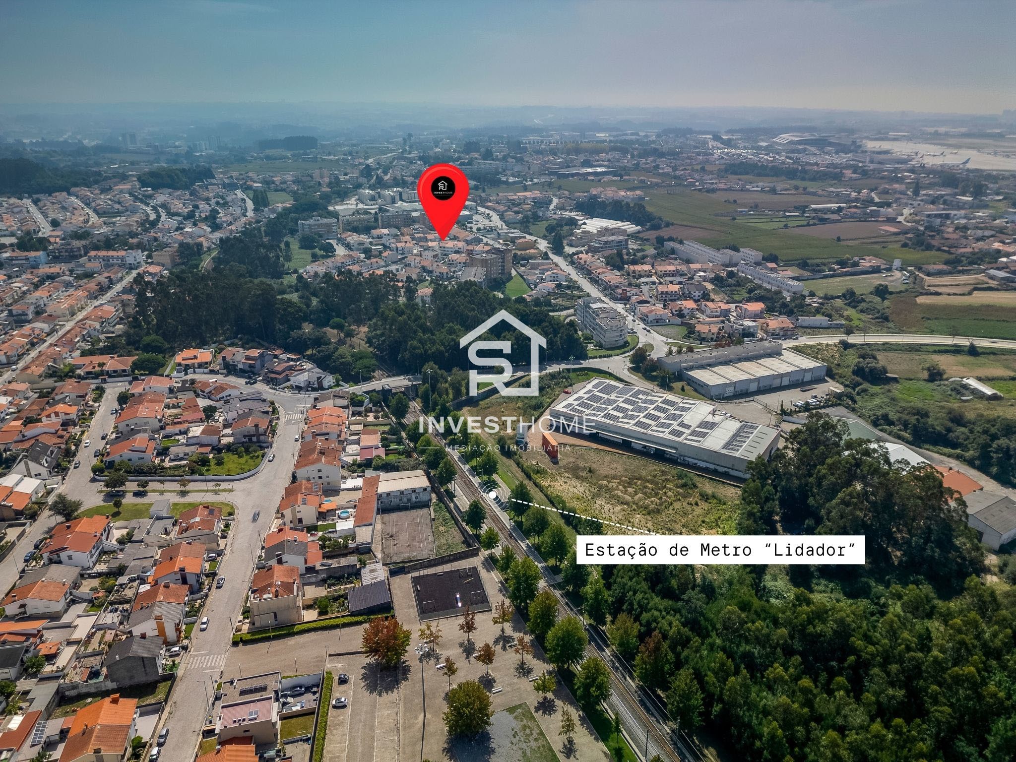 Moradia T4 totalmente remodelada | Metro à porta | Jardim | Box 2 carros | Varandas