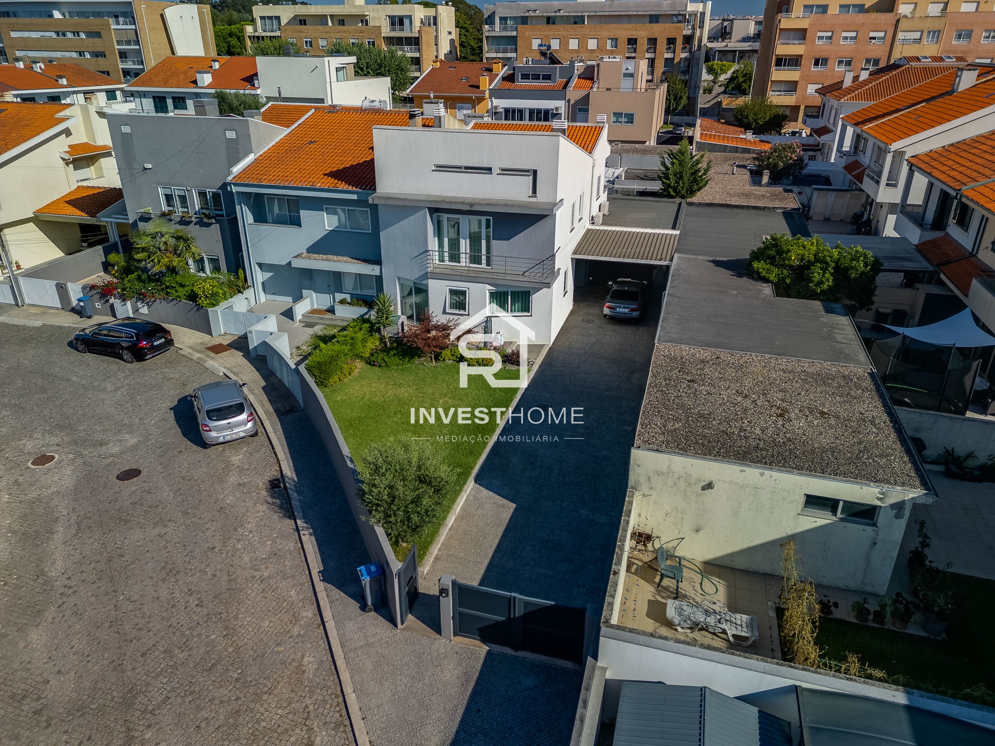 Moradia T4 totalmente remodelada | Metro à porta | Jardim | Box 2 carros | Varandas
