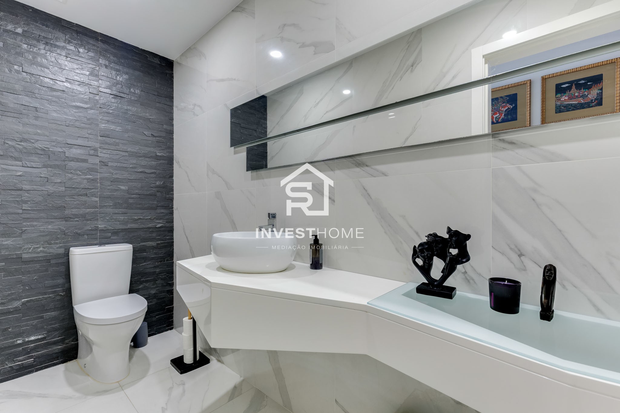 Moradia T4 totalmente remodelada | Metro à porta | Jardim | Box 2 carros | Varandas