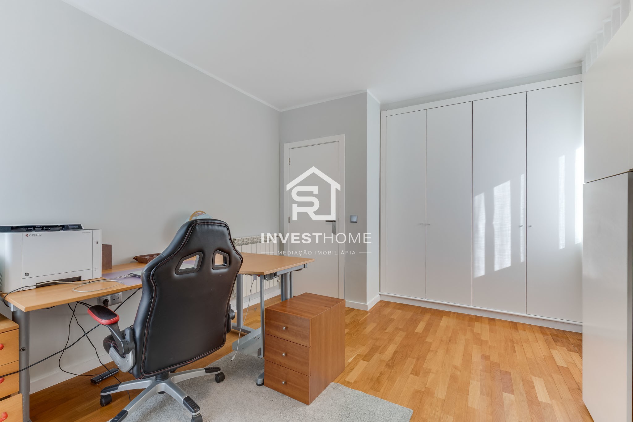 Moradia T4 totalmente remodelada | Metro à porta | Jardim | Box 2 carros | Varandas