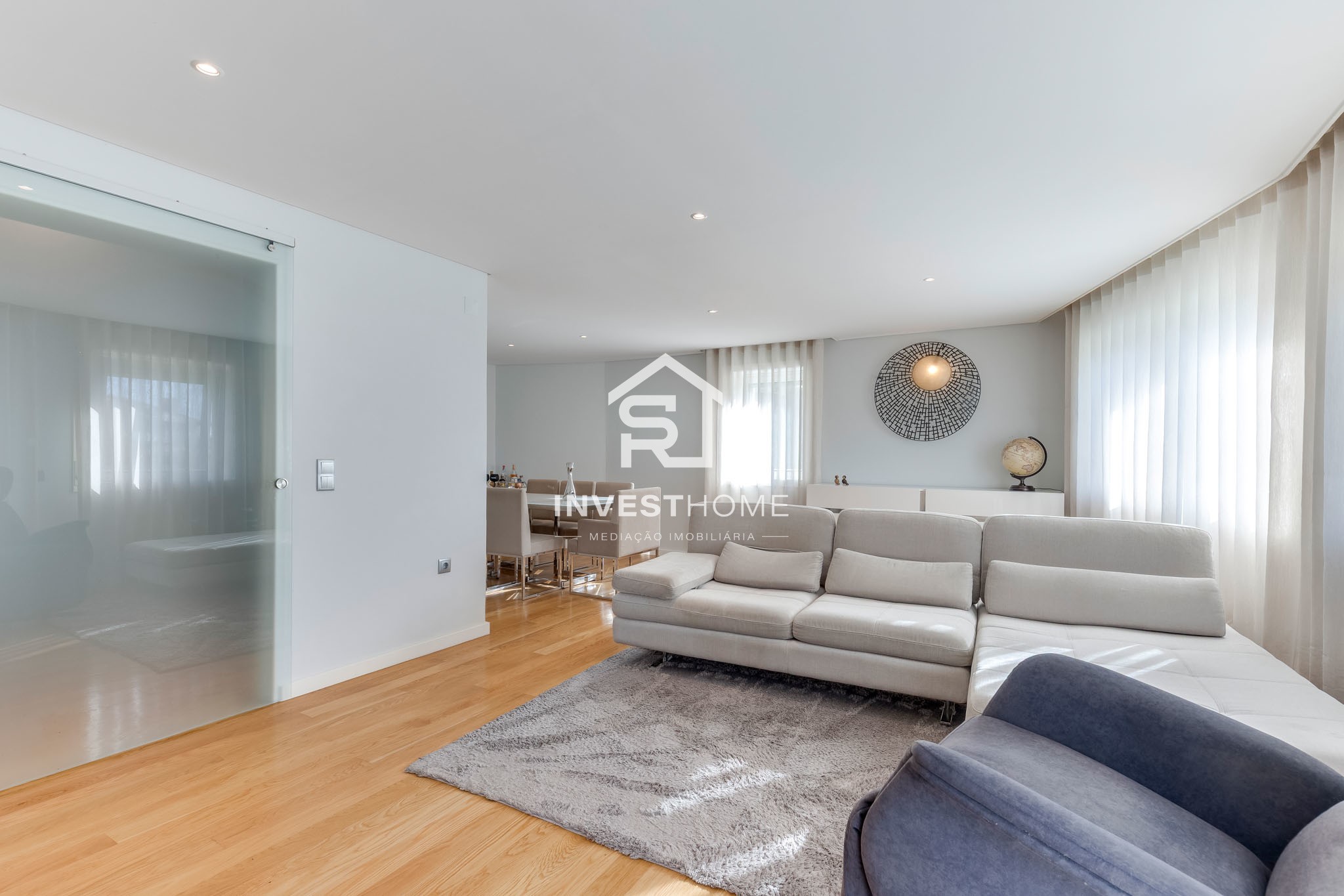 Moradia T4 totalmente remodelada | Metro à porta | Jardim | Box 2 carros | Varandas