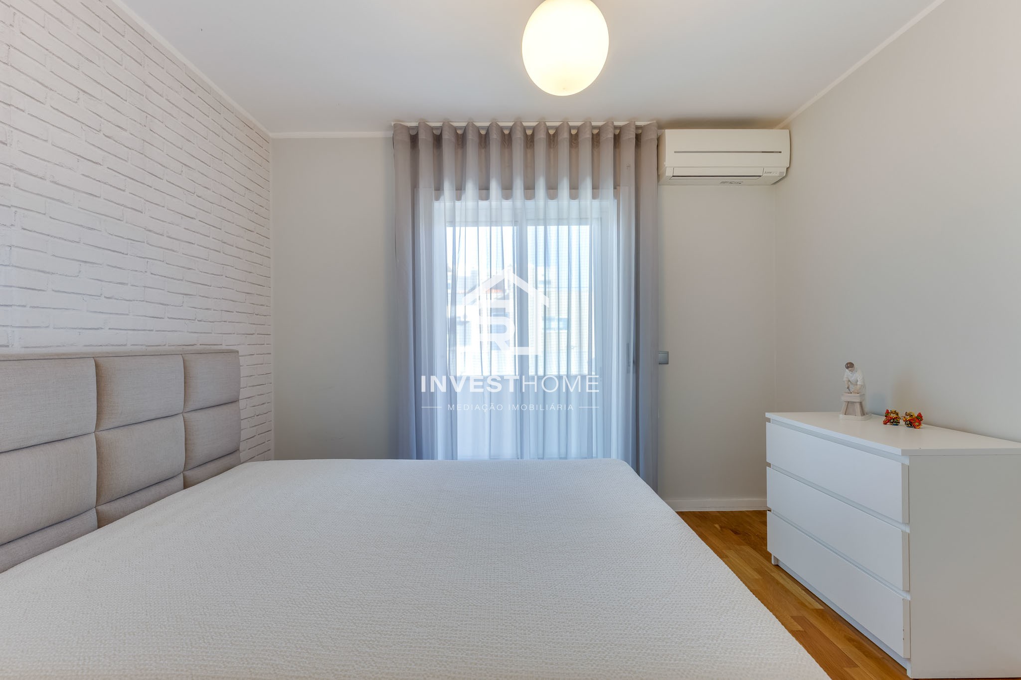 Moradia T4 totalmente remodelada | Metro à porta | Jardim | Box 2 carros | Varandas