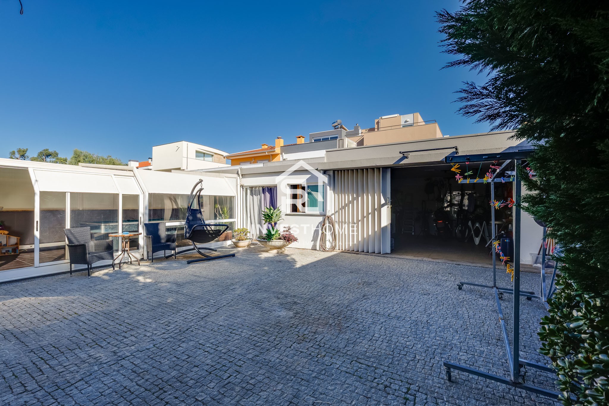 Moradia T4 totalmente remodelada | Metro à porta | Jardim | Box 2 carros | Varandas