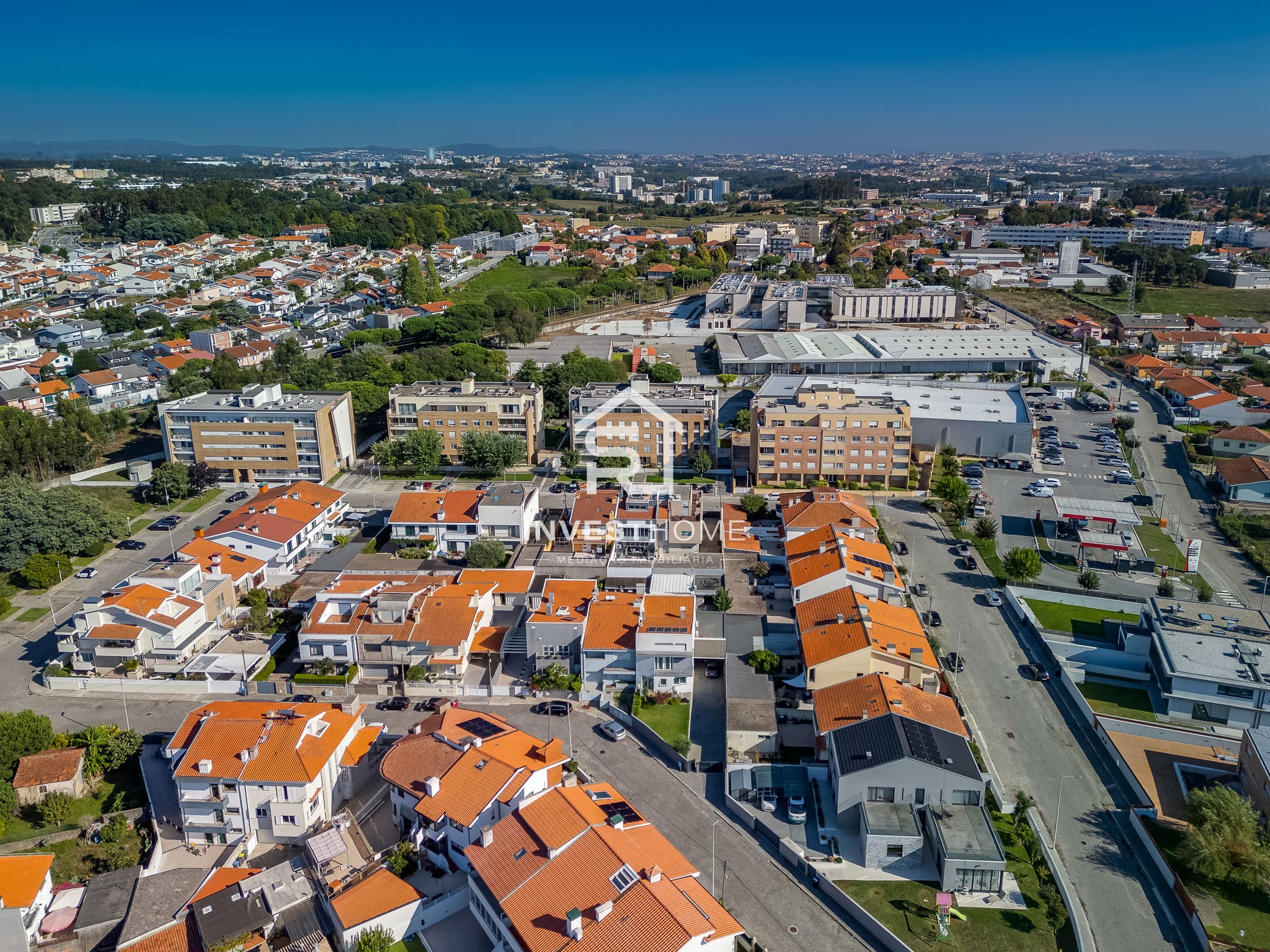 Moradia T4 totalmente remodelada | Metro à porta | Jardim | Box 2 carros | Varandas