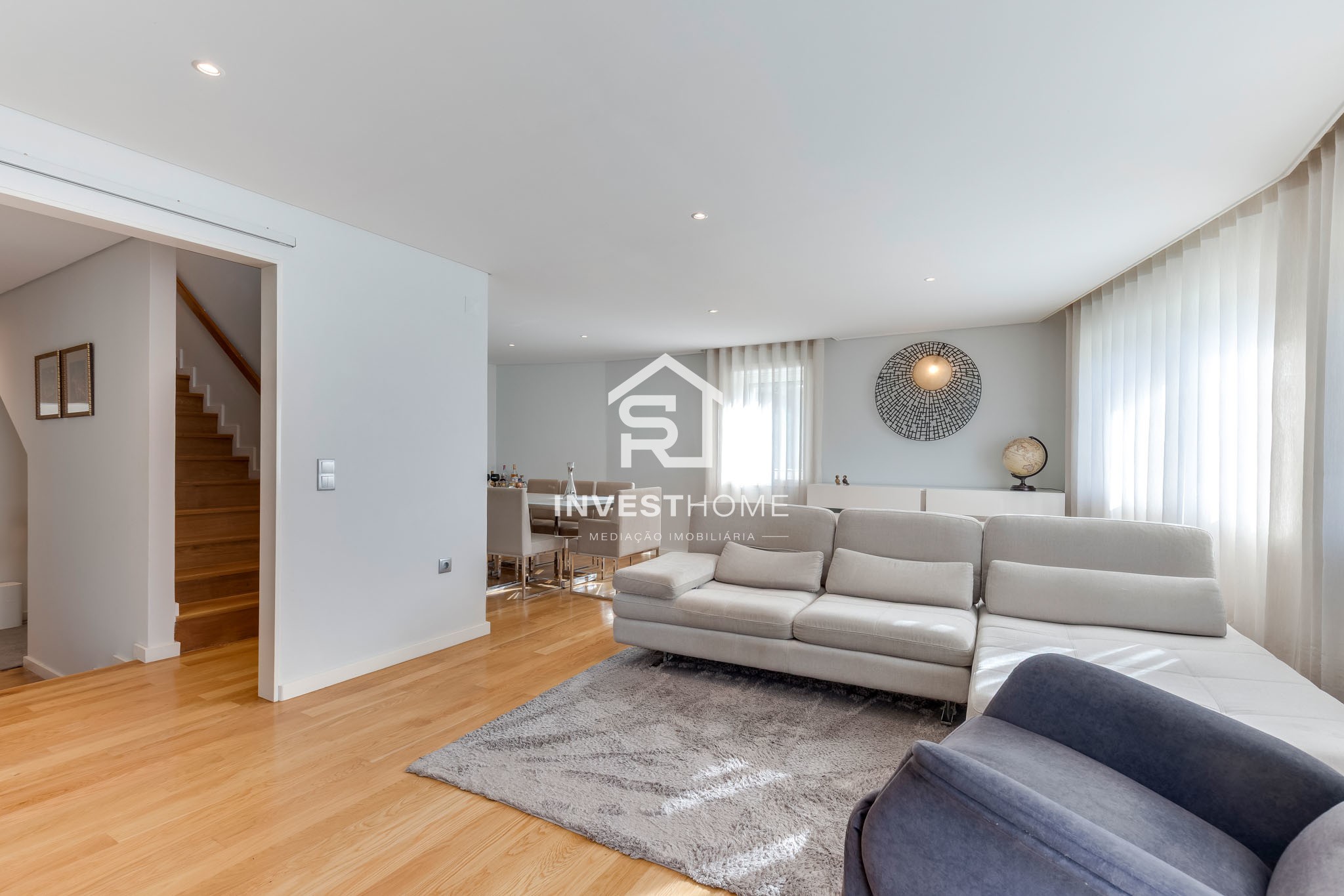 Moradia T4 totalmente remodelada | Metro à porta | Jardim | Box 2 carros | Varandas