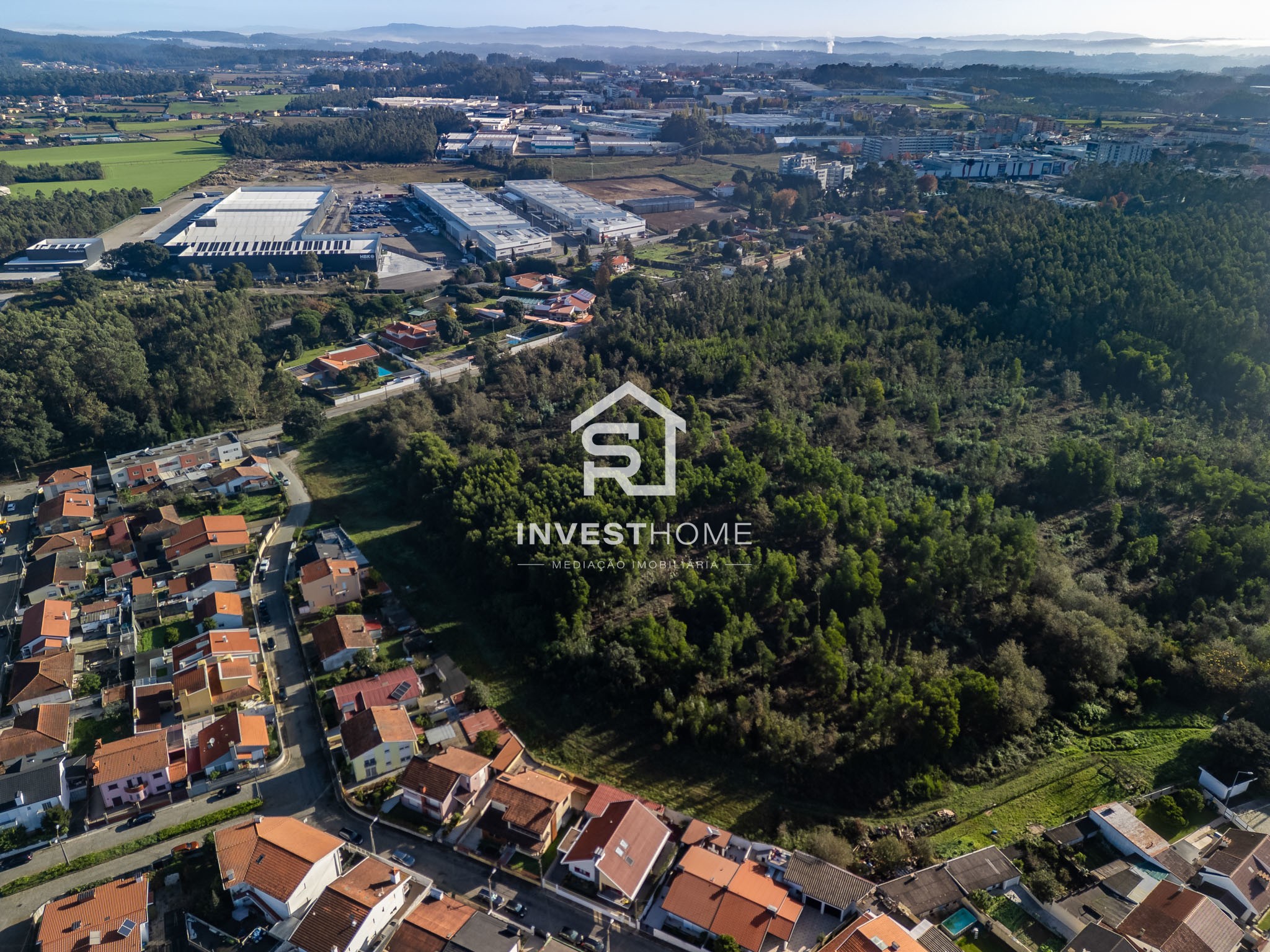 Moradia T4+1 | 4 Frentes | Terraço | Jardins | Box | Metro 
