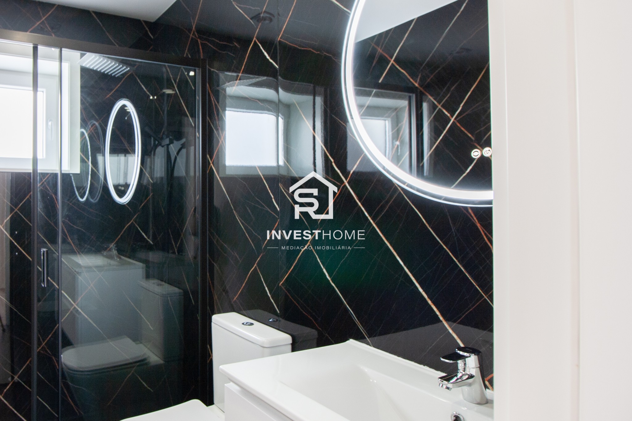 Moradia T5 | Renovada | 4 Frentes | 2 Suites | Jardim | Terraços