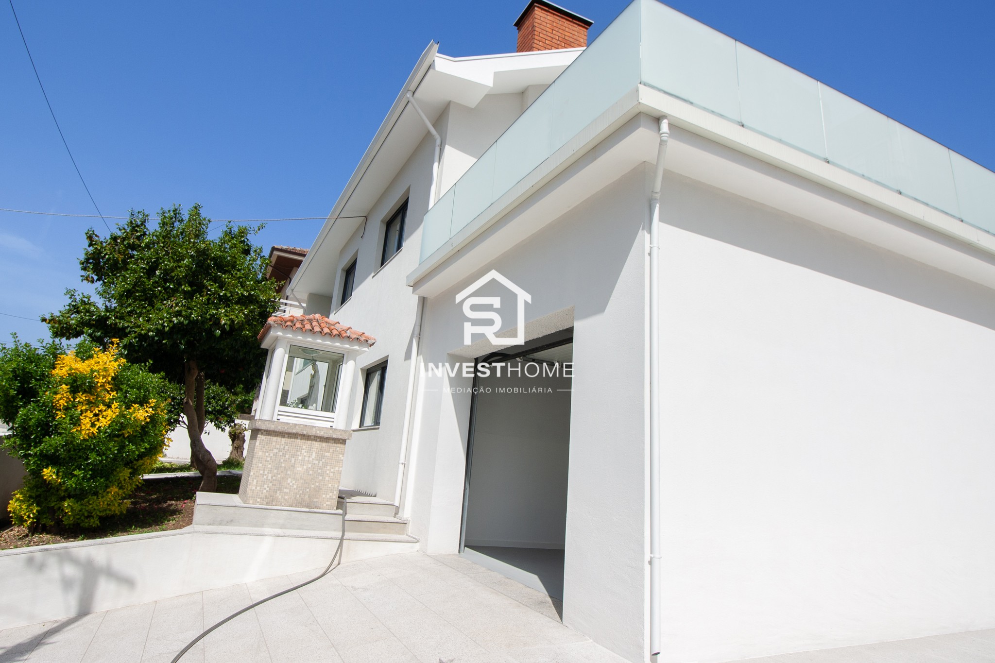 Moradia T5 | Renovada | 4 Frentes | 2 Suites | Jardim | Terraços