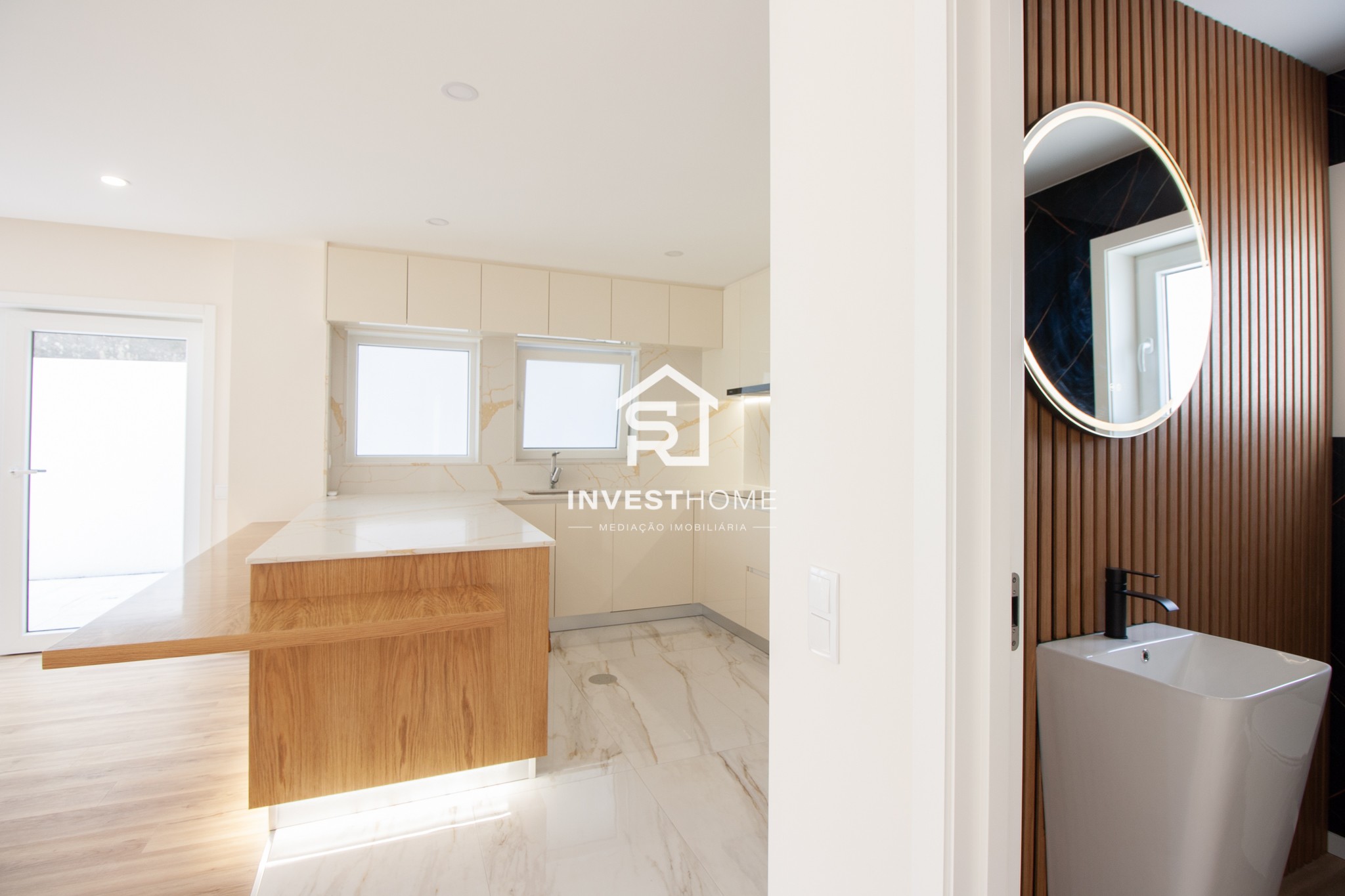  Moradia T5 | Renovada | 4 Frentes | 2 Suites | Jardim | Terraços