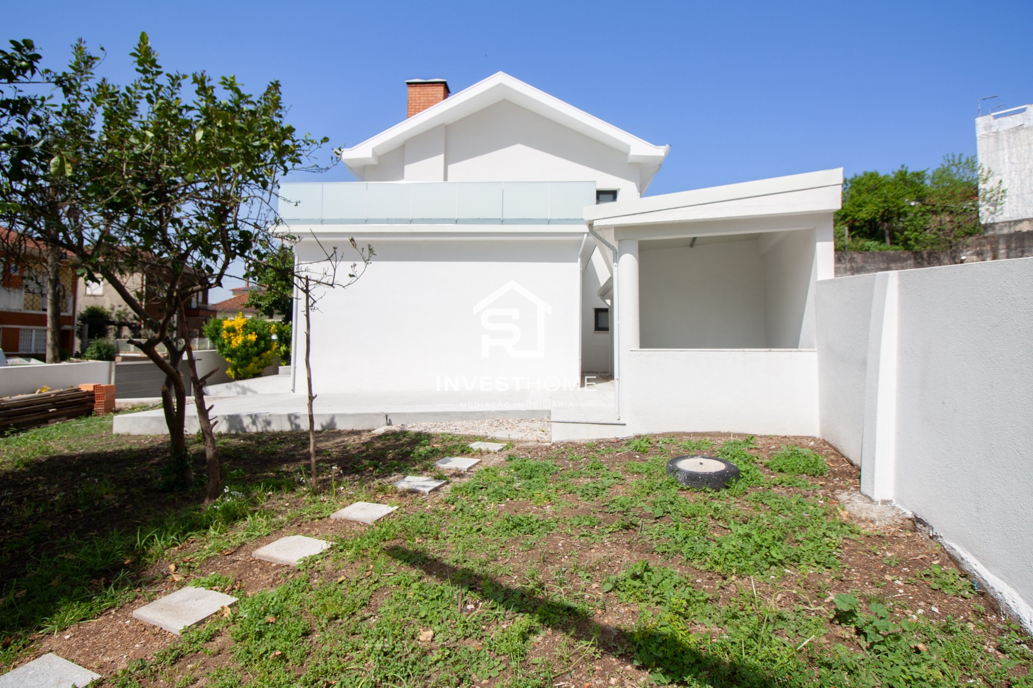  Moradia T5 | Renovada | 4 Frentes | 2 Suites | Jardim | Terraços