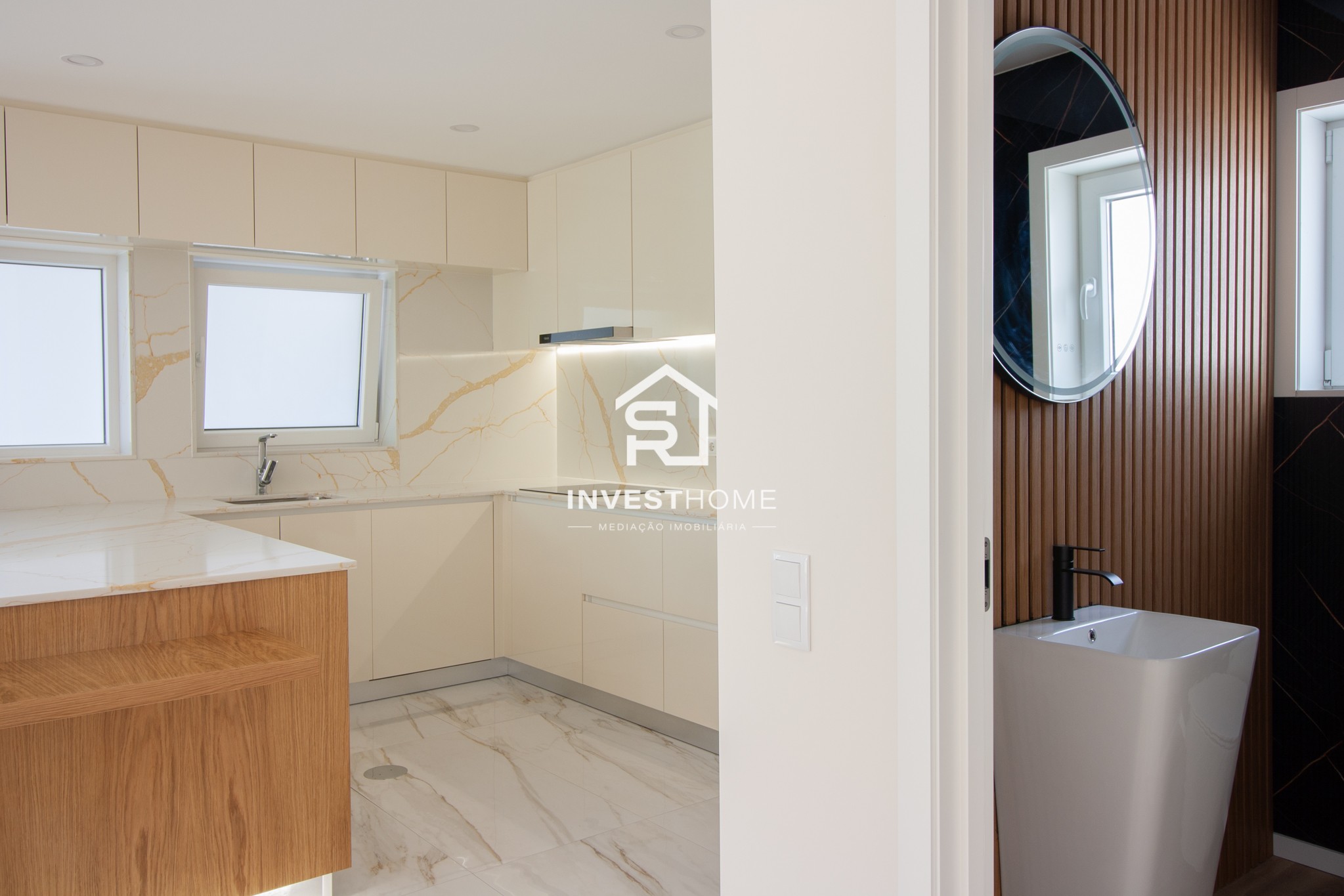  Moradia T5 | Renovada | 4 Frentes | 2 Suites | Jardim | Terraços