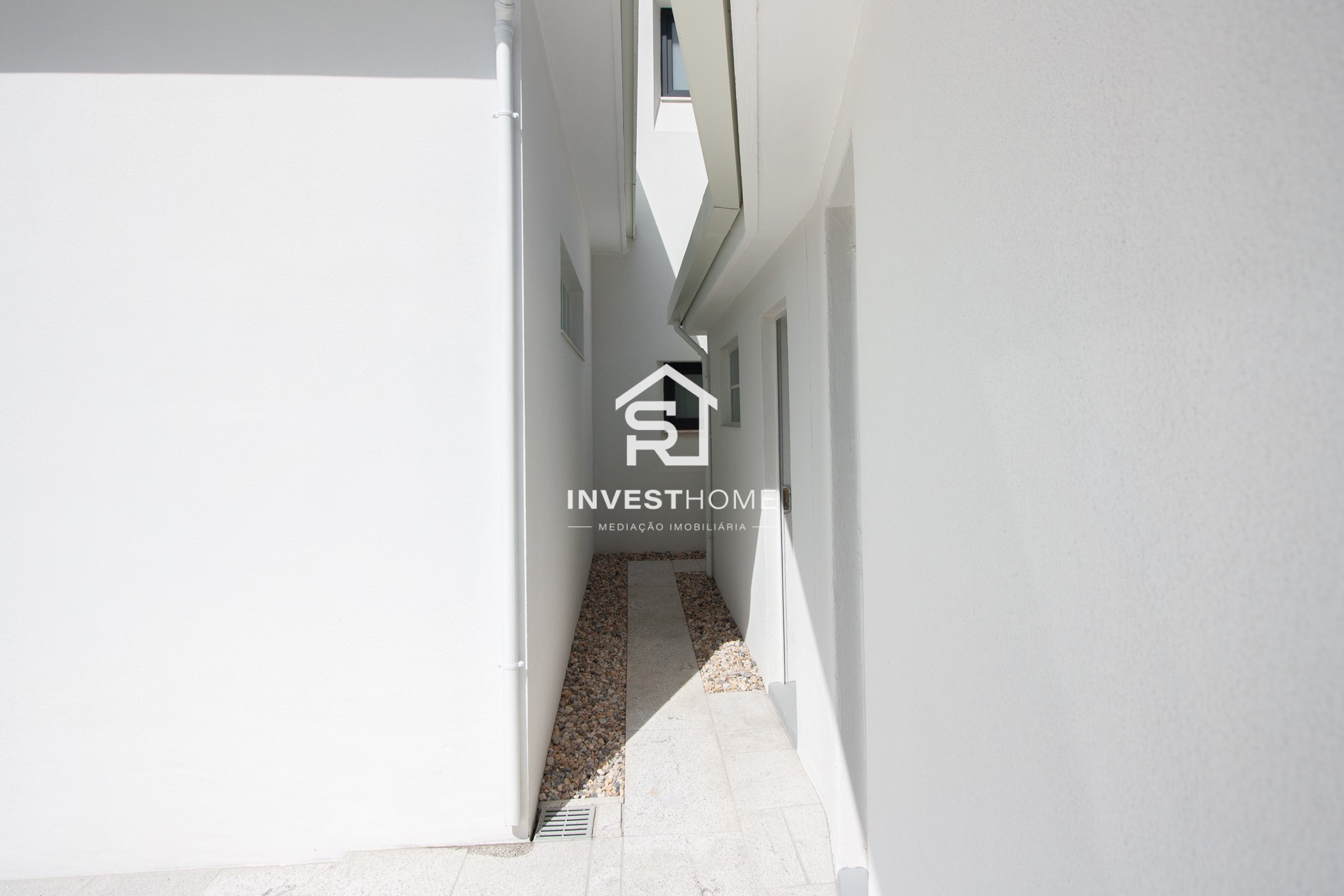  Moradia T5 | Renovada | 4 Frentes | 2 Suites | Jardim | Terraços