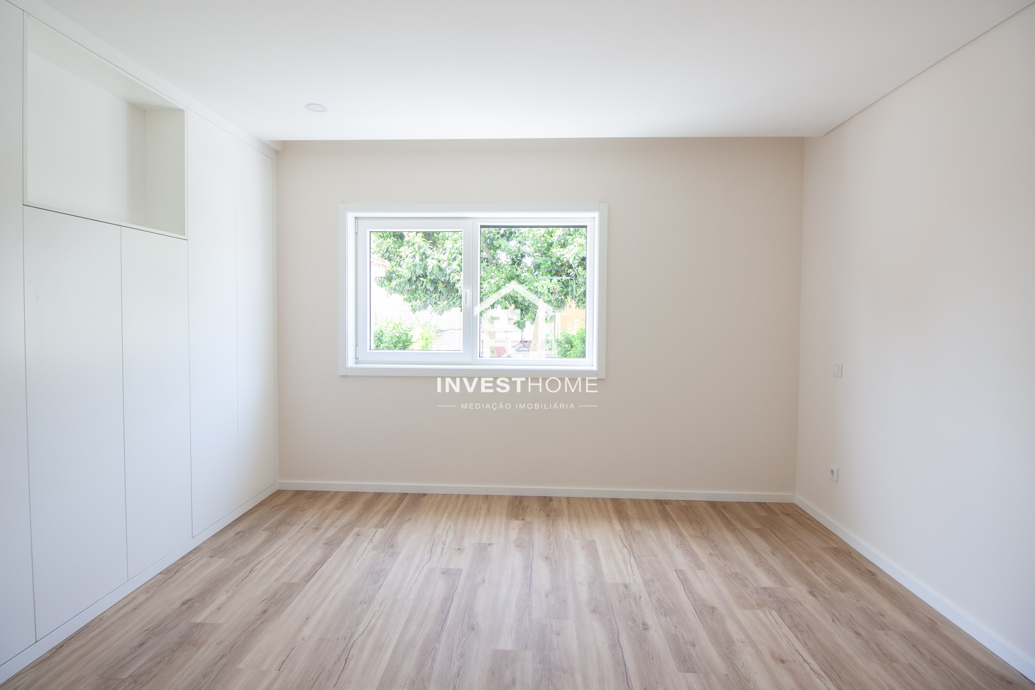  Moradia T5 | Renovada | 4 Frentes | 2 Suites | Jardim | Terraços