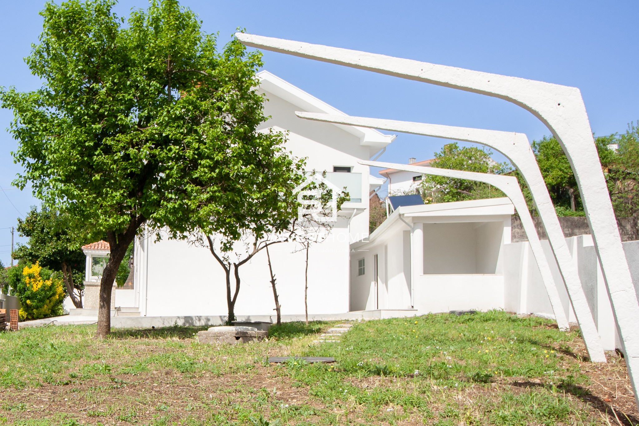  Moradia T5 | Renovada | 4 Frentes | 2 Suites | Jardim | Terraços
