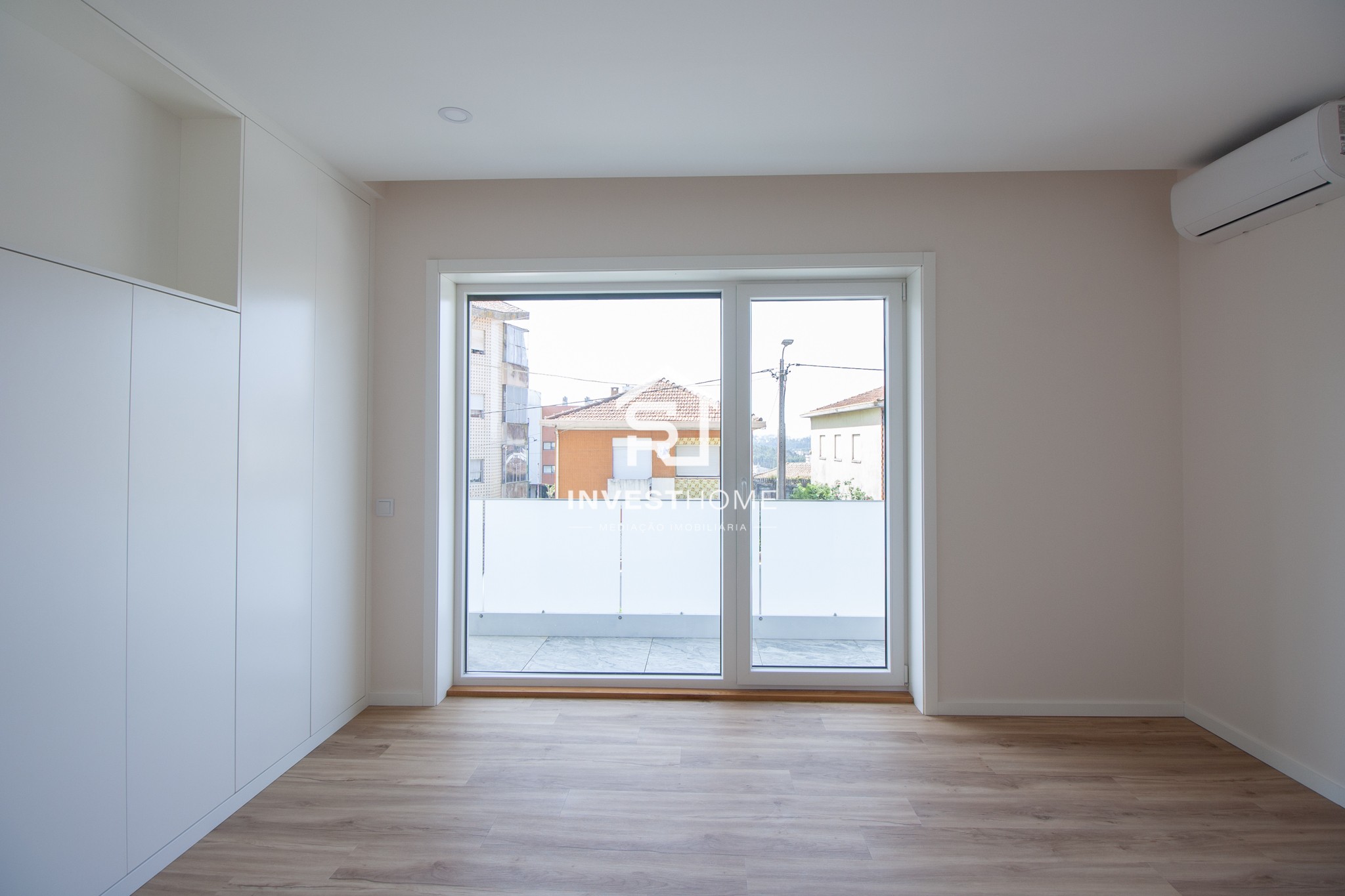  Moradia T5 | Renovada | 4 Frentes | 2 Suites | Jardim | Terraços